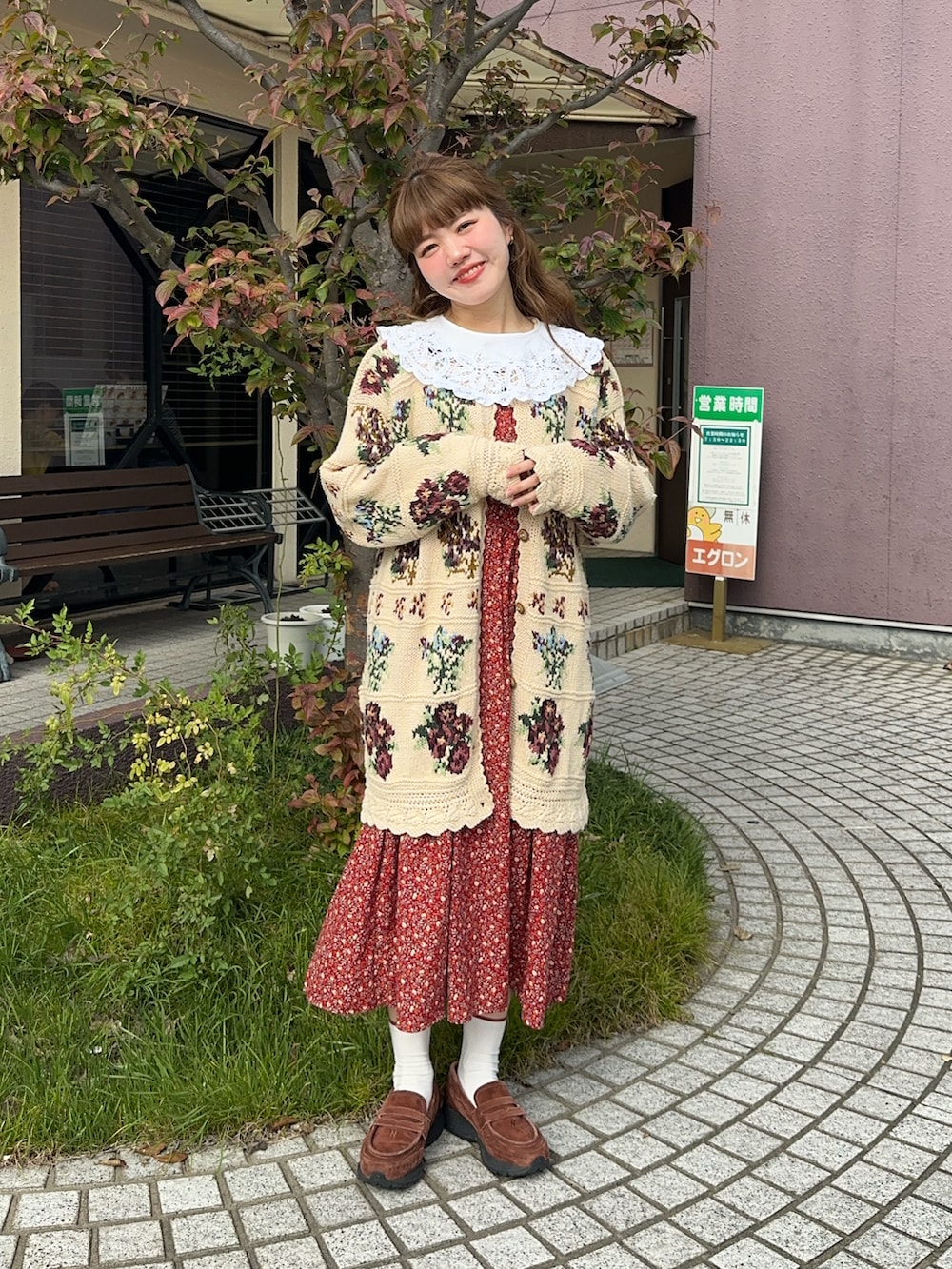 ベージュ系のカーディガン/ボレロ、レッド系のカーディガン/ボレロ、オレンジ系のスニーカーを着用したレディースの秋コーディネートの2枚目の写真