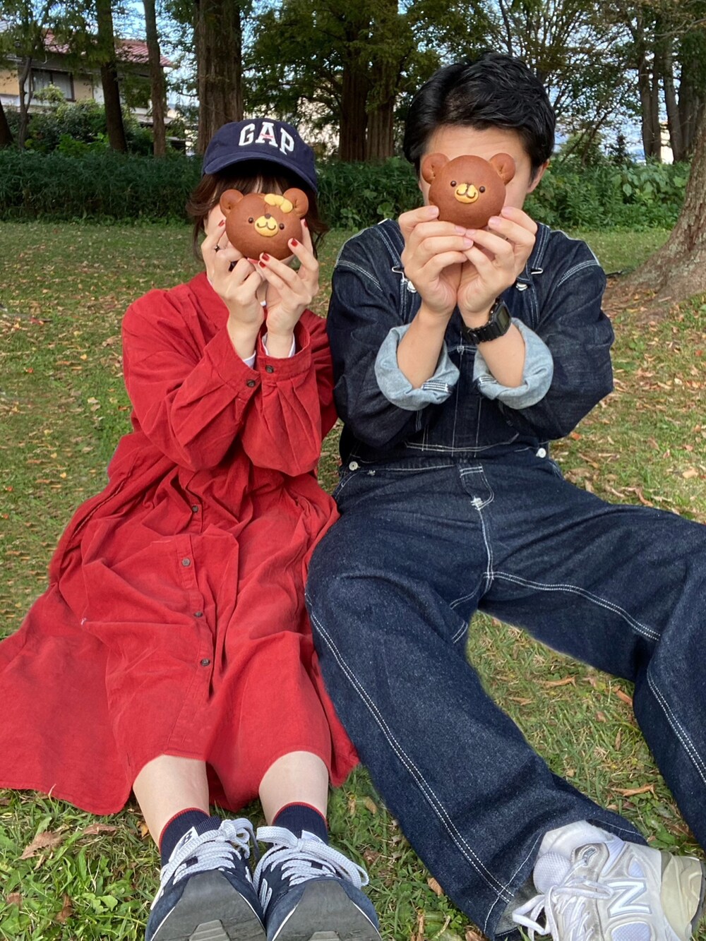 ブルー系のサロペット/オーバーオール、ブルー系のデニムジャケット、レッド系のワンピースを着用したレディースの秋コーディネートの3枚目の写真