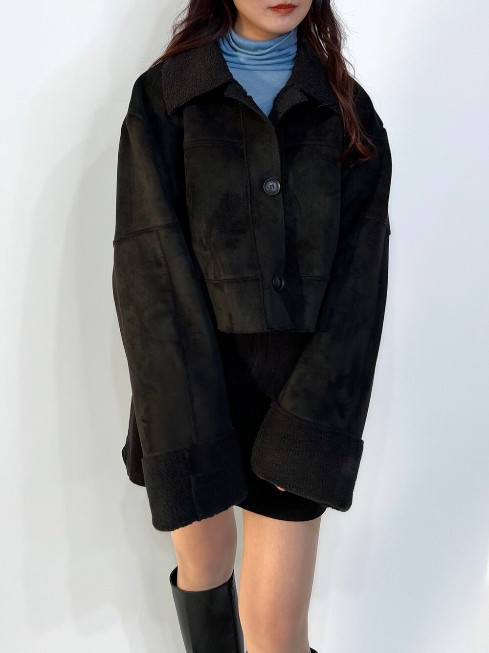 「冬のコーデ、ムスタン、ムートンコート、ロングブーツ、モノトーン、デート、クリスマスに着たい服、韓国ファッション、ミニスカート、オトナ女子」｜「LAZY AND EASYのアイテム（スカート、ブラック系）」を使った、lazyandeasyさん（レディース・158cm）の秋コーディネートの2枚目の写真