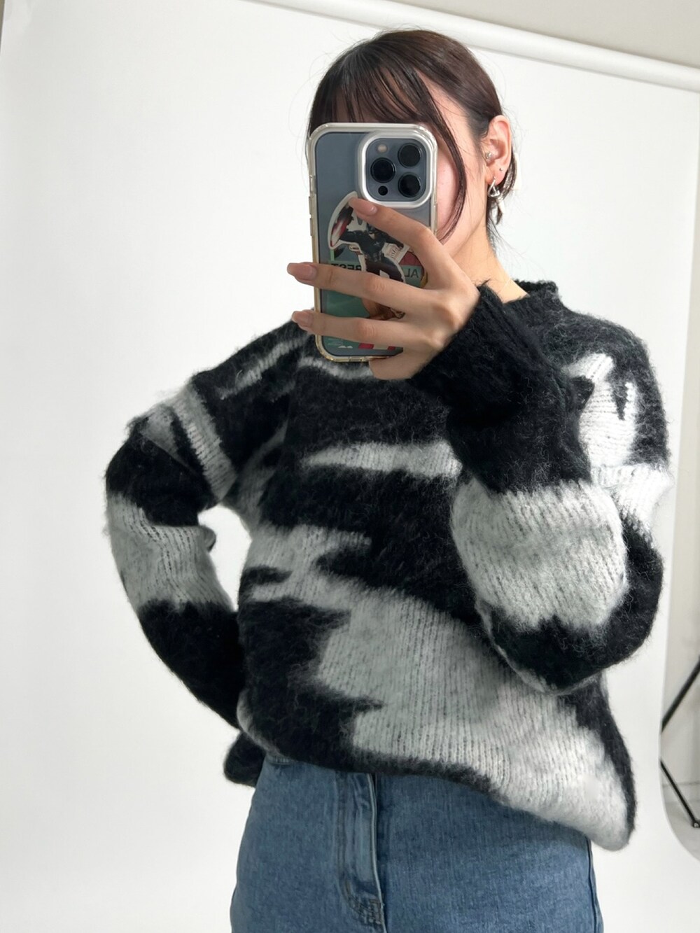 「ゼブラ柄、ゼブラ、フレアパンツ、フレアデニム、AIR FORCE 1、NIKE、スニーカー、ストリート、韓国ファッション、白スニーカー」｜「LAZY AND EASYのzebra mohair knit ¥5,600（ニット/セーター、ブラック系）」を使った、lazyandeasyさん（レディース・158cm）の冬コーディネートの2枚目の写真