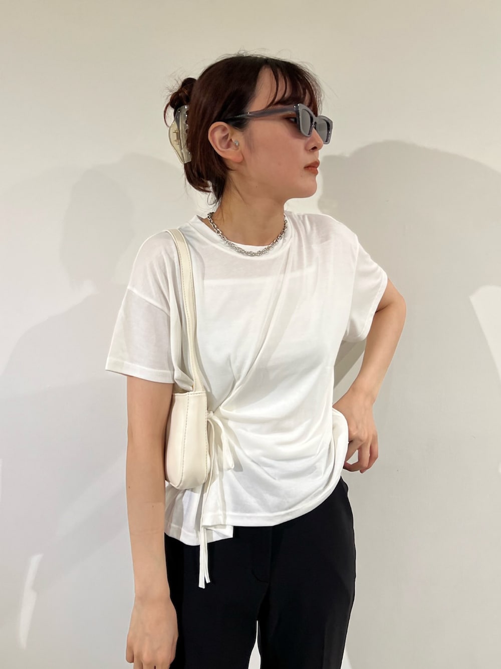 「夏コーデ、夏、着回しコーデ、リラックススタイル、モノトーンコーデ、ホワイト、骨格ウェーブ、白Tシャツ、スラックス、スリット、サンダル」｜「LAZY AND EASYのアイテム（スラックス、ブラック系）」を使った、lazyandeasyさん（レディース・158cm）の夏コーディネートの2枚目の写真