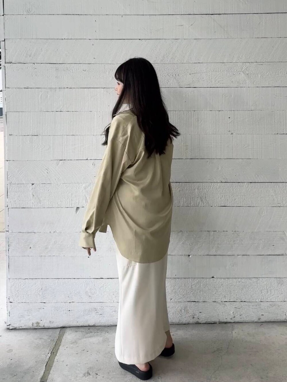 シルバー系のショルダーバッグ、ベージュ系のシャツ/ブラウス、ホワイト系のベストを着用したレディースの夏コーディネートの4枚目の写真