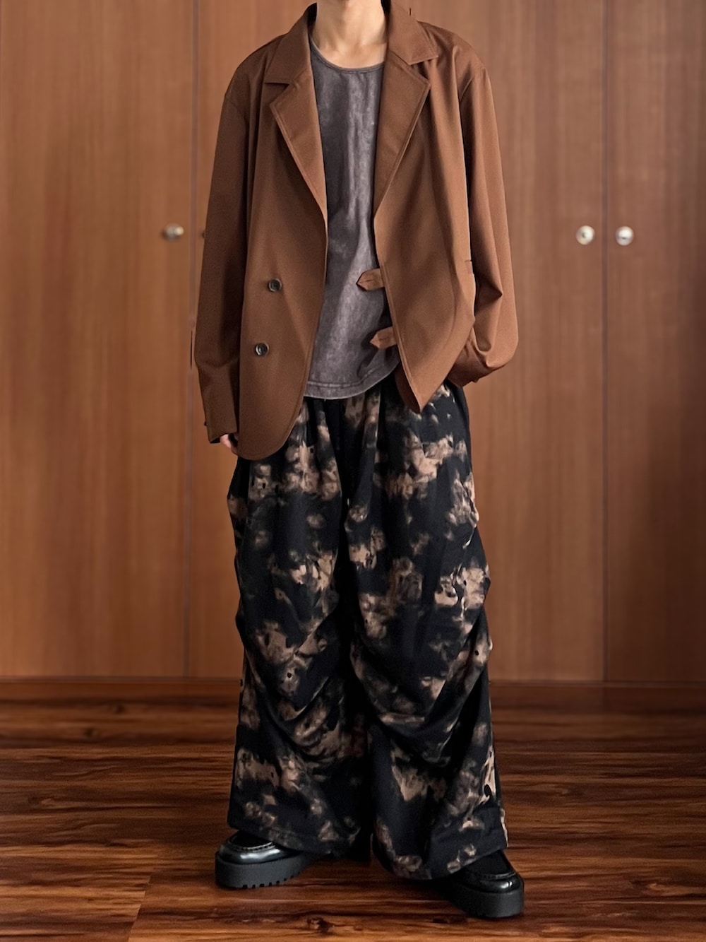 「テーラードジャケット、スウェットパンツ、低身長コーデ、CASPER JOHN、低身長男子」｜「CASPER JOHNのSmooth shark tab button tailored jacket/スムースシャークタブボタンテーラードジャケット（テーラードジャケット、ブラウン系）」を使った、miyagi さん（メンズ・161cm）の夏コーディネートの2枚目の写真