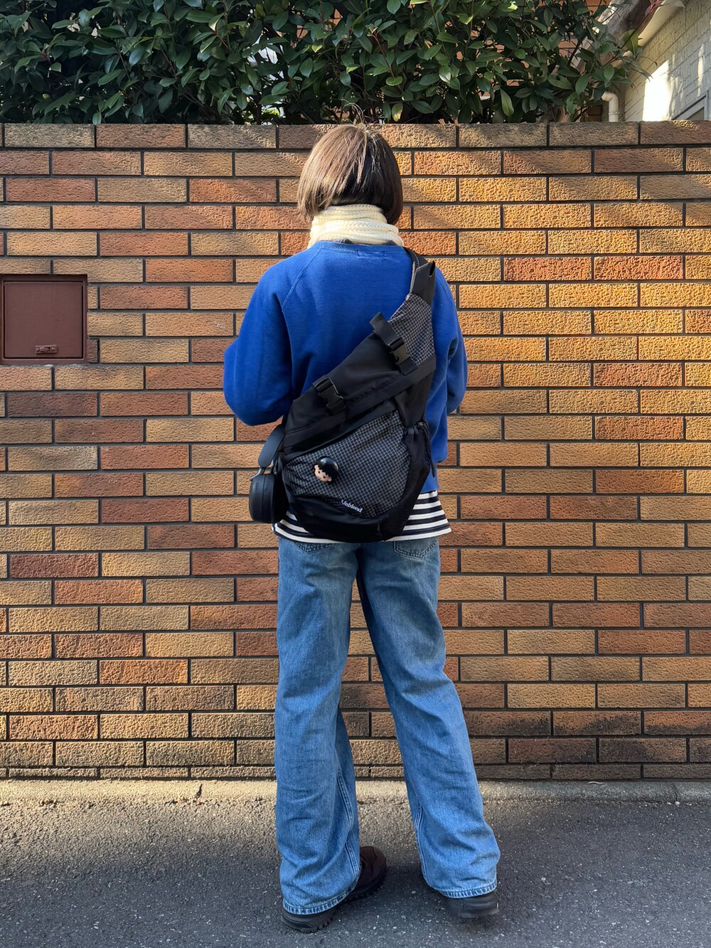 ブルー系のデニムパンツ、ブルー系のスウェット、ホワイト系のTシャツ/カットソーを着用したメンズの春コーディネートの2枚目の写真