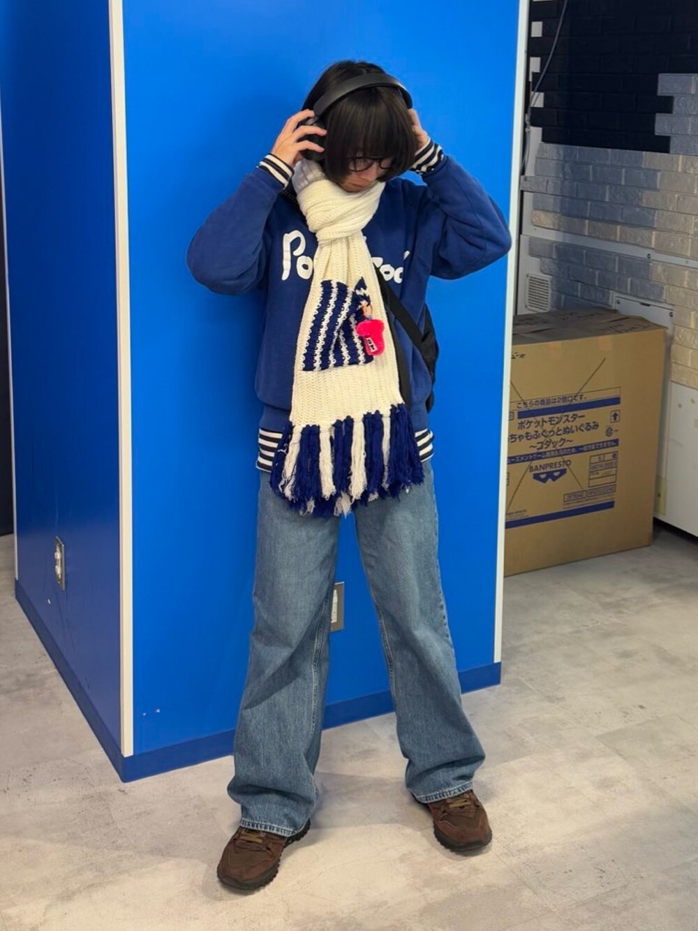 ブルー系のデニムパンツ、ブルー系のスウェット、ホワイト系のTシャツ/カットソーを着用したメンズの春コーディネートの3枚目の写真