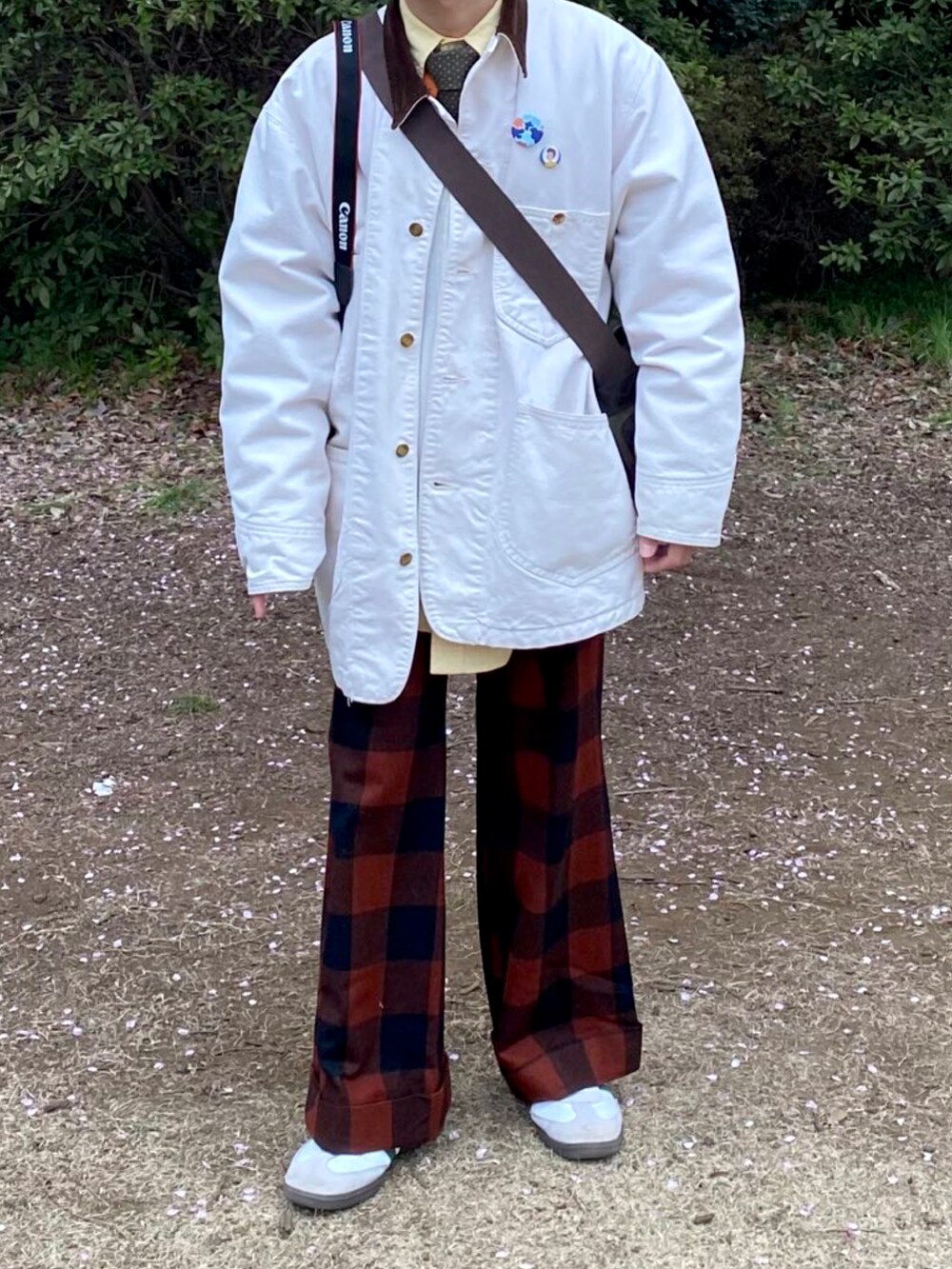 ホワイト系のスニーカーを着用したメンズの春コーディネートの2枚目の写真