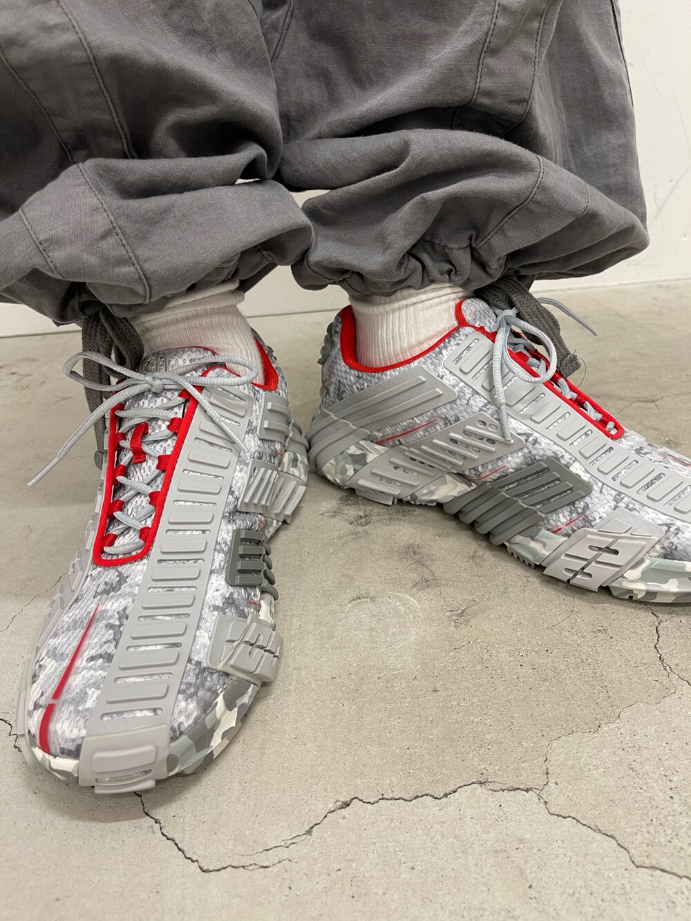 グレー系のその他パンツを着用したメンズの秋コーディネートの2枚目の写真