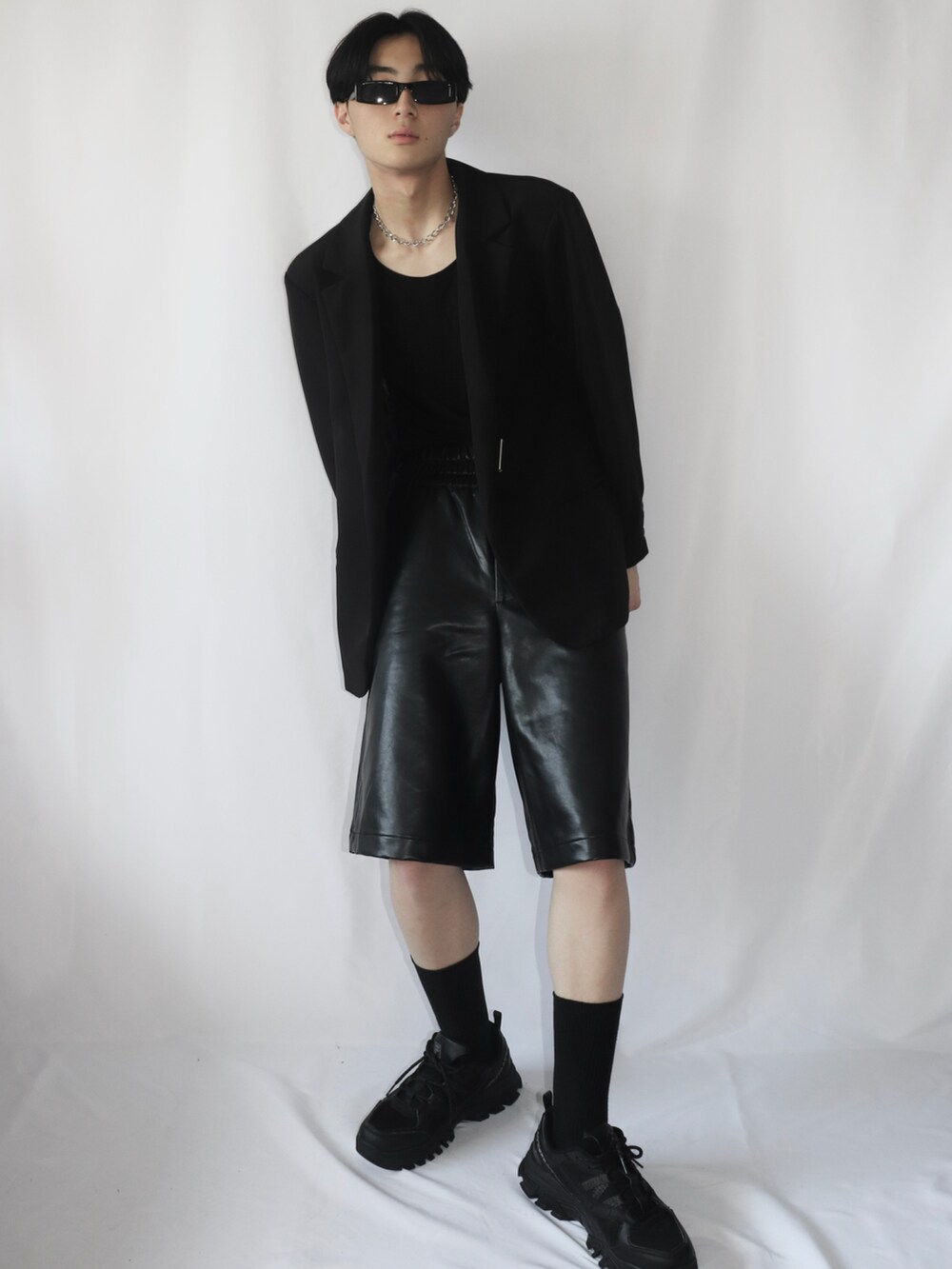 ブラック系のタンクトップ、ブラック系のテーラードジャケット、ブラック系のその他パンツを着用したメンズの春コーディネートの2枚目の写真