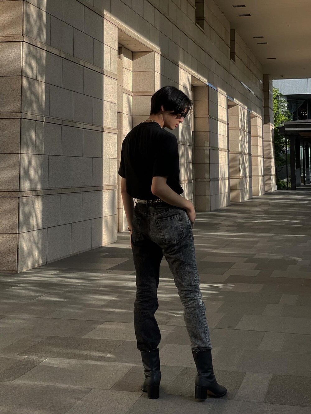 「JOHN LAWRENCE SULLIVAN、Maison Margiela、真夏のアクティブスタイル、夏コーデ、Tシャツ、夏だ！Tシャツ着よう！、デニム、ブラック、オールブラック、black」｜「JOHN LAWRENCE SULLIVANのアイテム（デニムパンツ、ブラック系）」を使った、Ruiさん（メンズ・180cm）の夏コーディネートの3枚目の写真