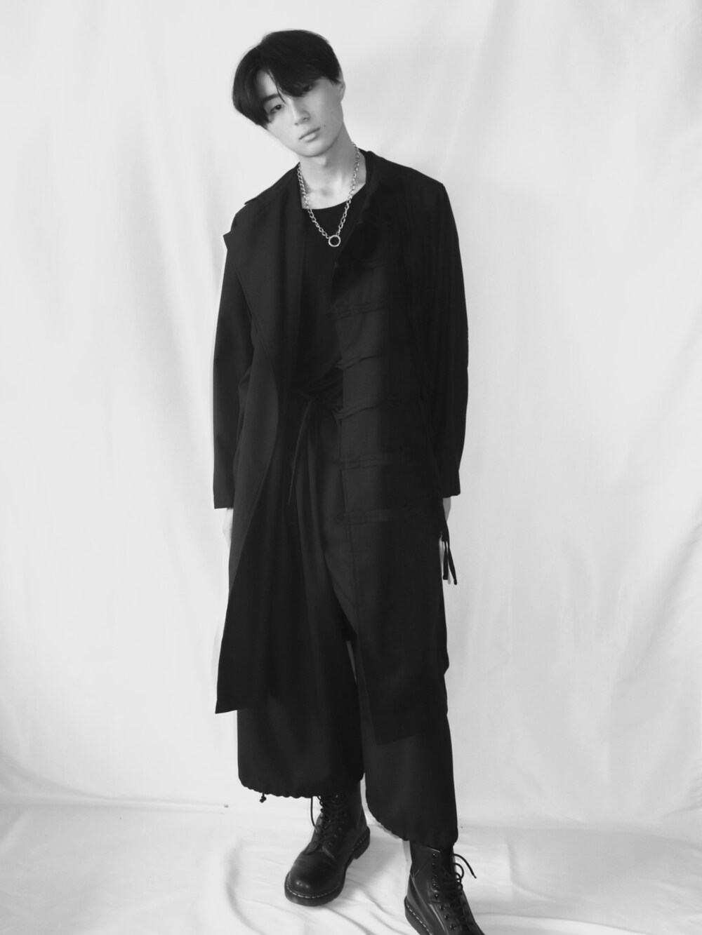 ブラック系のシャツ/ブラウス、ブラック系のその他パンツ、ブラック系のブーツを着用したメンズの夏コーディネートの3枚目の写真