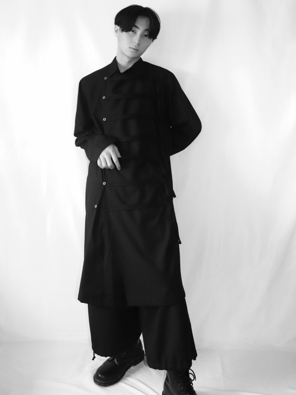 ブラック系のシャツ/ブラウス、ブラック系のその他パンツ、ブラック系のブーツを着用したメンズの夏コーディネートの2枚目の写真