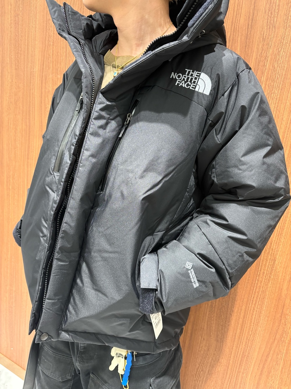 ブラック系のダウンジャケット/コートを着用したメンズの秋コーディネートの3枚目の写真