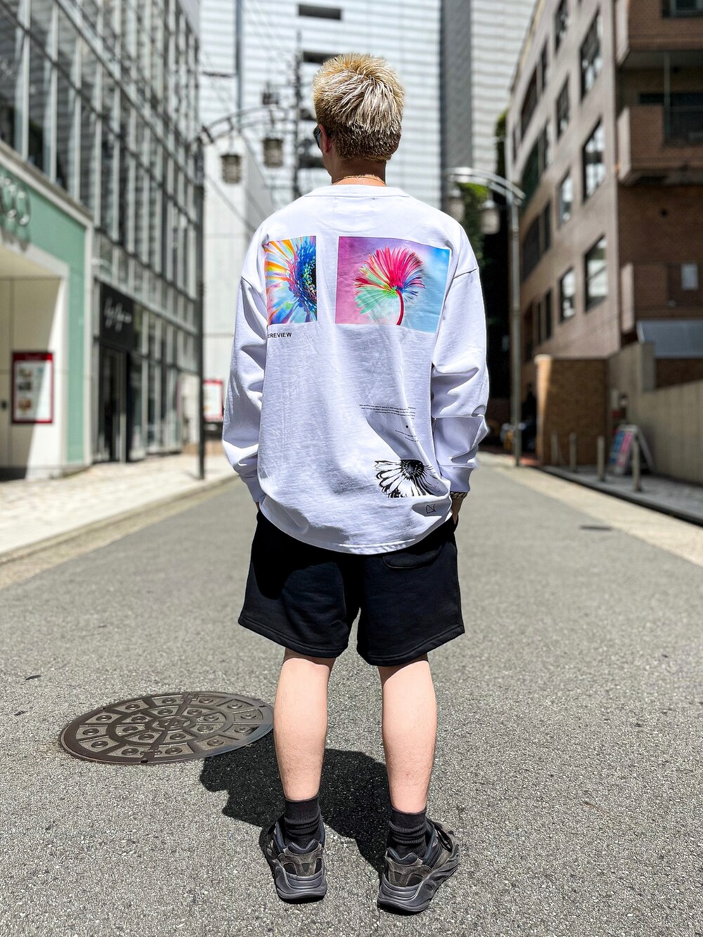「B2nd名古屋、B2nd、ファッションの力を信じよう、おしゃれさんと繋がりたい、いいね、save、フォローお願いします🤑、秋服準備はじめました、ootd、カジュアルコーデ、モノトーン、ワントーンコーデ、ゆるコーデ、ロンT、A4A、yeezy、LouisVuitton」｜「A4AのA4A/エーフォーエー/GERBERS LST（Tシャツ/カットソー、ホワイト系）」を使った、yoさん（メンズ・166cm）の秋コーディネートの2枚目の写真