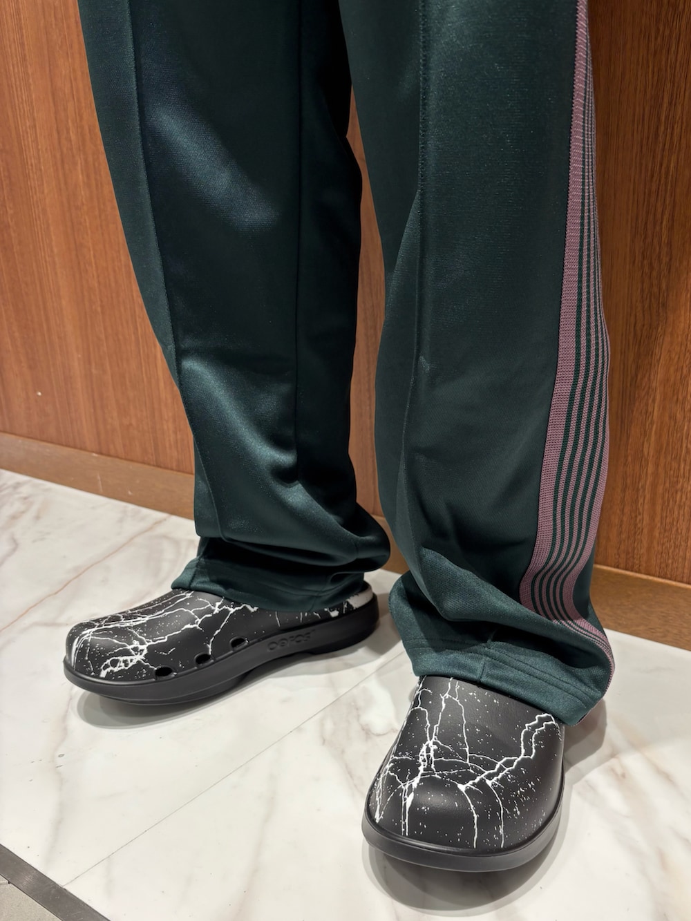 「B'2nd、oofos、children of the discordance、サンダル、NEEDLES、ootd、セットアップ、トラックジャケット、トラックパンツ、ジャージ」｜「OOFOSのOOFOS x Children of the discordance / x OOcloog コラボ ウークロッグ サンダル（サンダル、ブラック系）」を使った、yoさん（メンズ・167cm）の夏コーディネートの5枚目の写真
