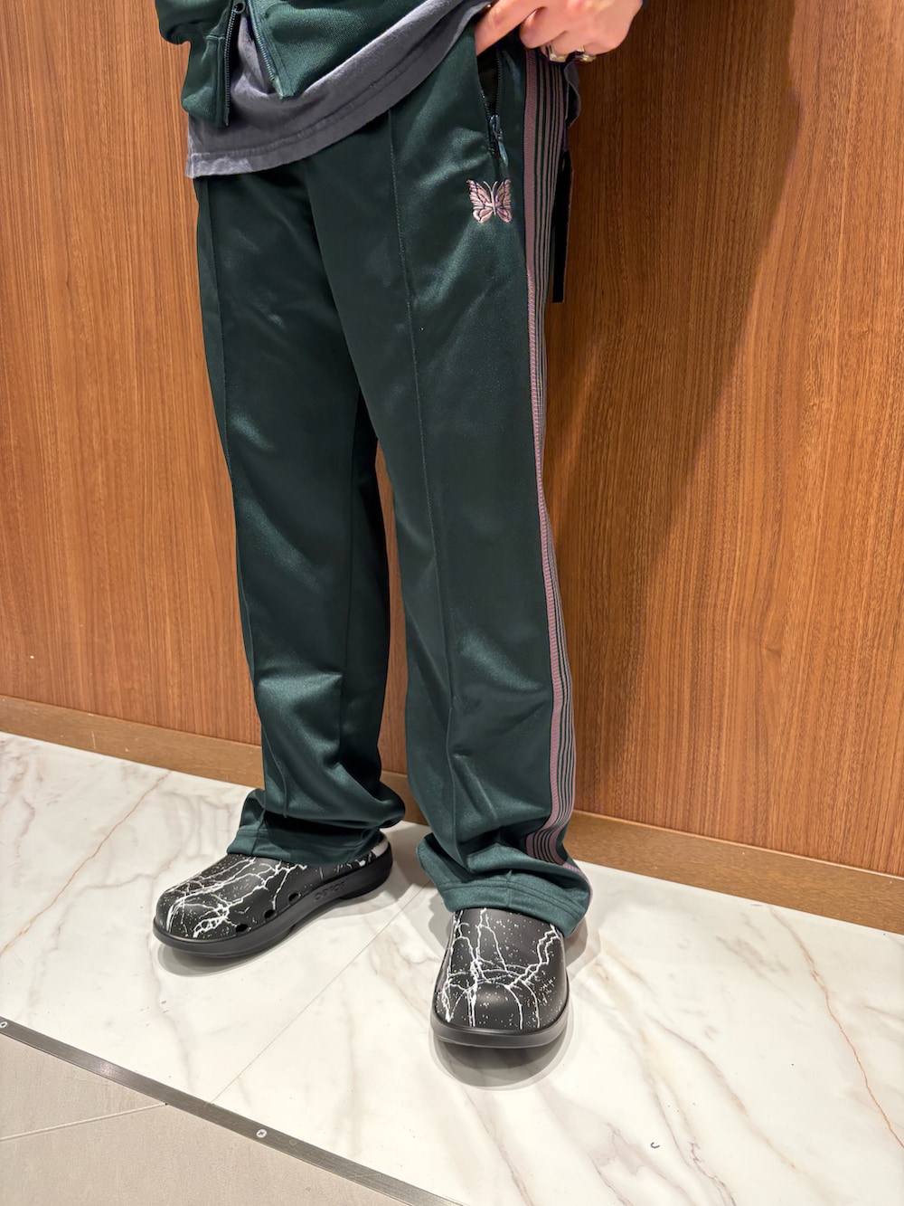 「B'2nd、oofos、children of the discordance、サンダル、NEEDLES、ootd、セットアップ、トラックジャケット、トラックパンツ、ジャージ」｜「OOFOSのOOFOS x Children of the discordance / x OOcloog コラボ ウークロッグ サンダル（サンダル、ブラック系）」を使った、yoさん（メンズ・167cm）の夏コーディネートの4枚目の写真