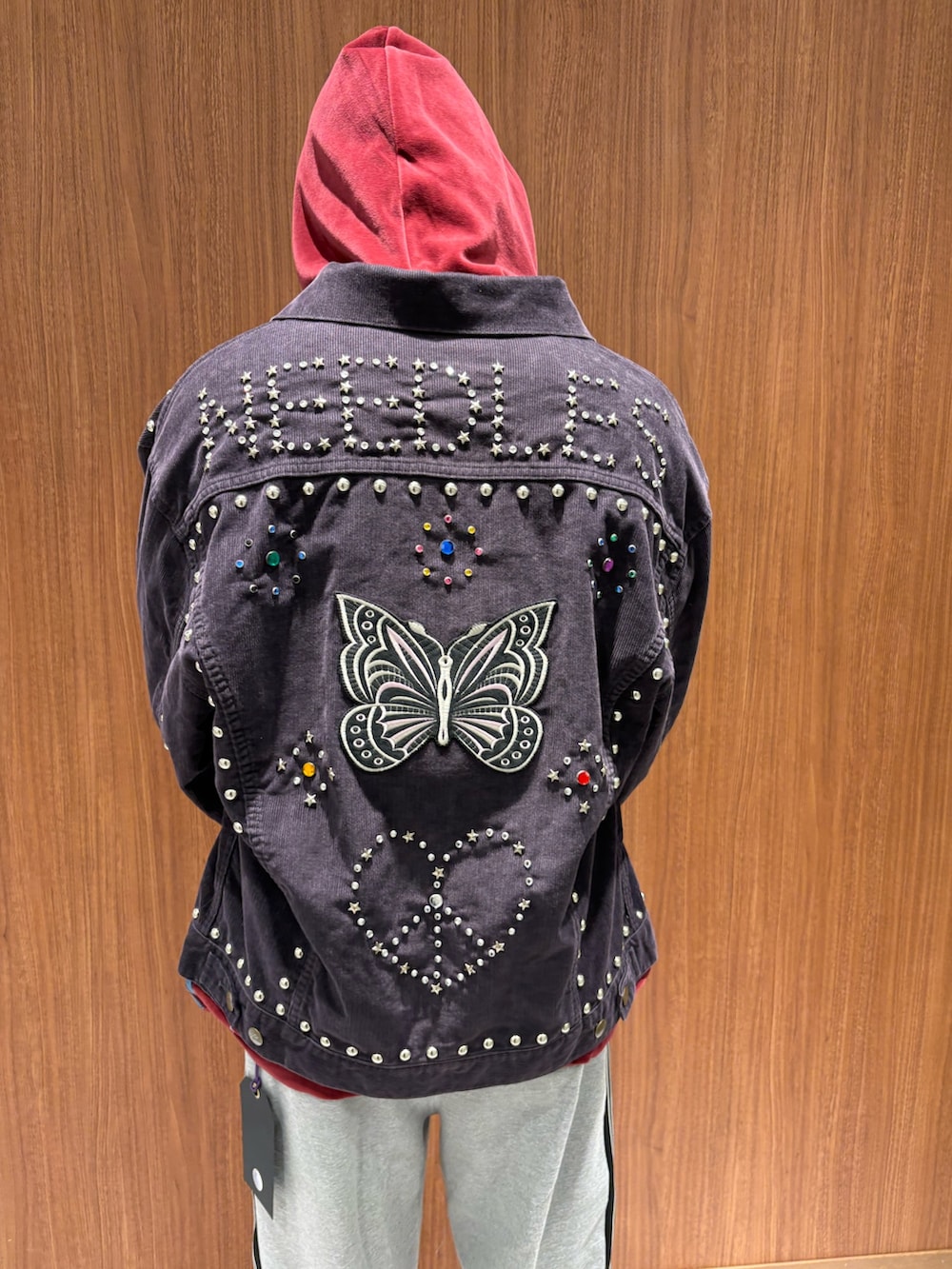 グレー系のスウェットパンツを着用したメンズの秋コーディネートの2枚目の写真