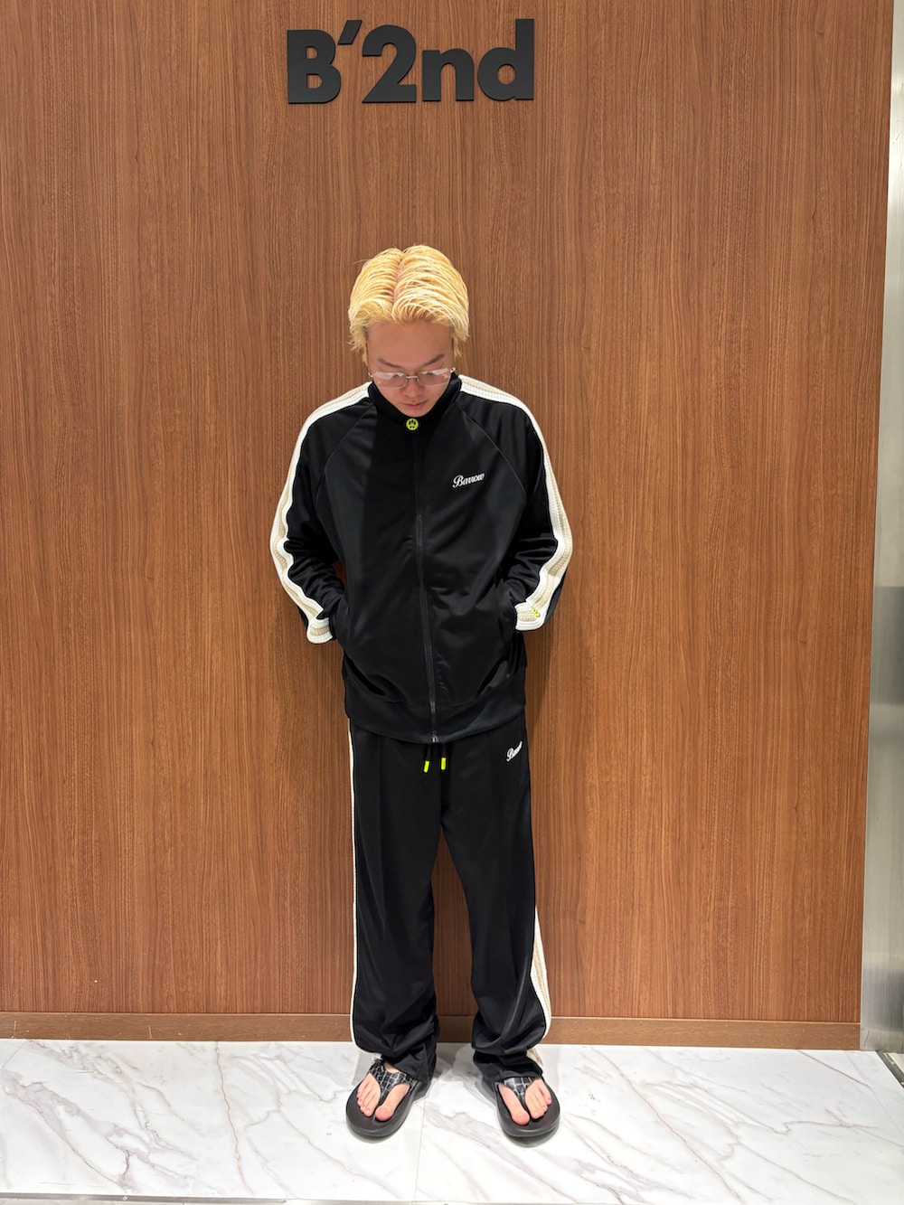 「oofos、children of the discordance、B'2nd、サンダル、BARROW、セットアップ、ジャージ、トラックジャケット、トラックパンツ」｜「OOFOSのOOFOS x Children of the discordance / x OORIGINAL コラボ ウーオリジナル サンダル（スリッポン、ブラック系）」を使った、yoさん（メンズ・167cm）の夏コーディネートの2枚目の写真