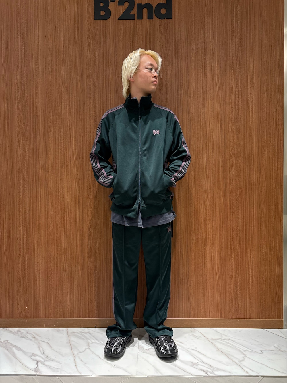 「B'2nd、oofos、children of the discordance、サンダル、NEEDLES、ootd、セットアップ、トラックジャケット、トラックパンツ、ジャージ」｜「OOFOSのOOFOS x Children of the discordance / x OOcloog コラボ ウークロッグ サンダル（サンダル、ブラック系）」を使った、yoさん（メンズ・167cm）の夏コーディネートの2枚目の写真