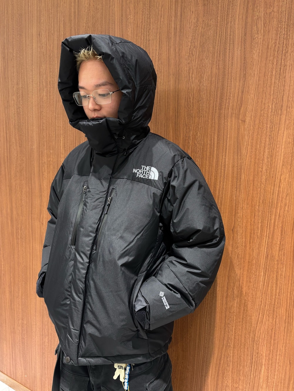 ブラック系のダウンジャケット/コートを着用したメンズの秋コーディネートの4枚目の写真