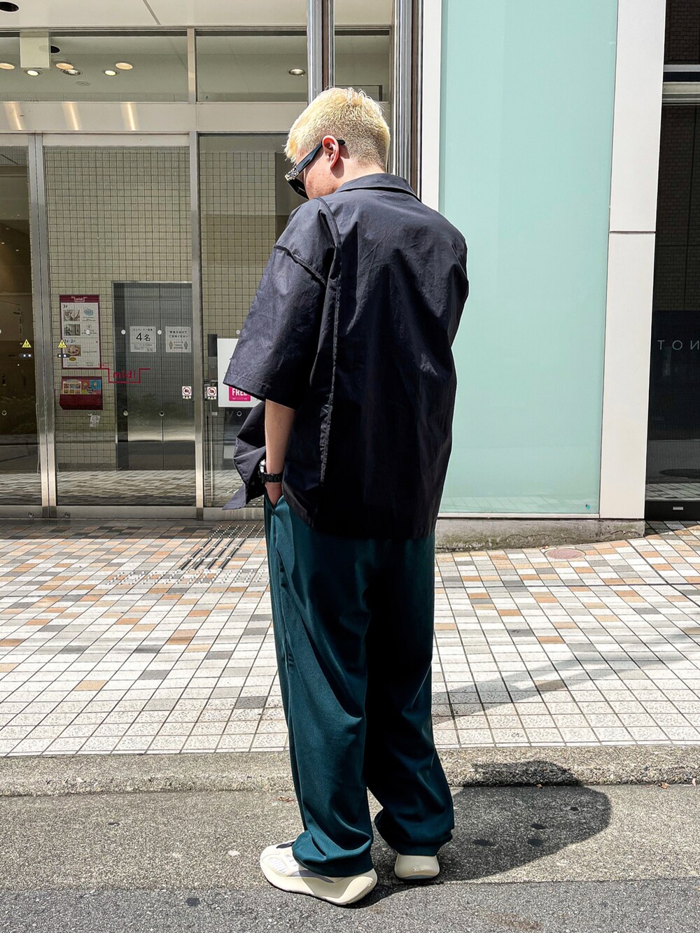「ファッションの力を信じよう、B2nd、B2nd名古屋、ootd、お洒落さんとつながりたい、いいね、save、フォローお願いします🤑、大人カジュアル、きれいめカジュアル、タックイン、シャツスタイル、シンプルコーデ、LUSOR、maxsix、pointchary、yeezy」｜「maxsixのmaxsix(マックスシックス）ドリップスマイルTEE（Tシャツ/カットソー、ホワイト系）」を使った、yoさん（メンズ・166cm）の夏コーディネートの2枚目の写真