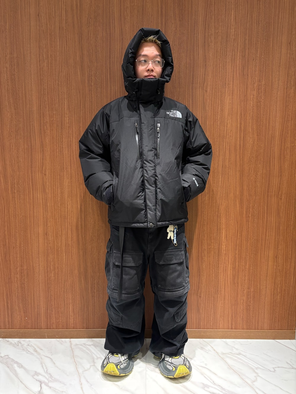 ブラック系のダウンジャケット/コートを着用したメンズの秋コーディネートの2枚目の写真