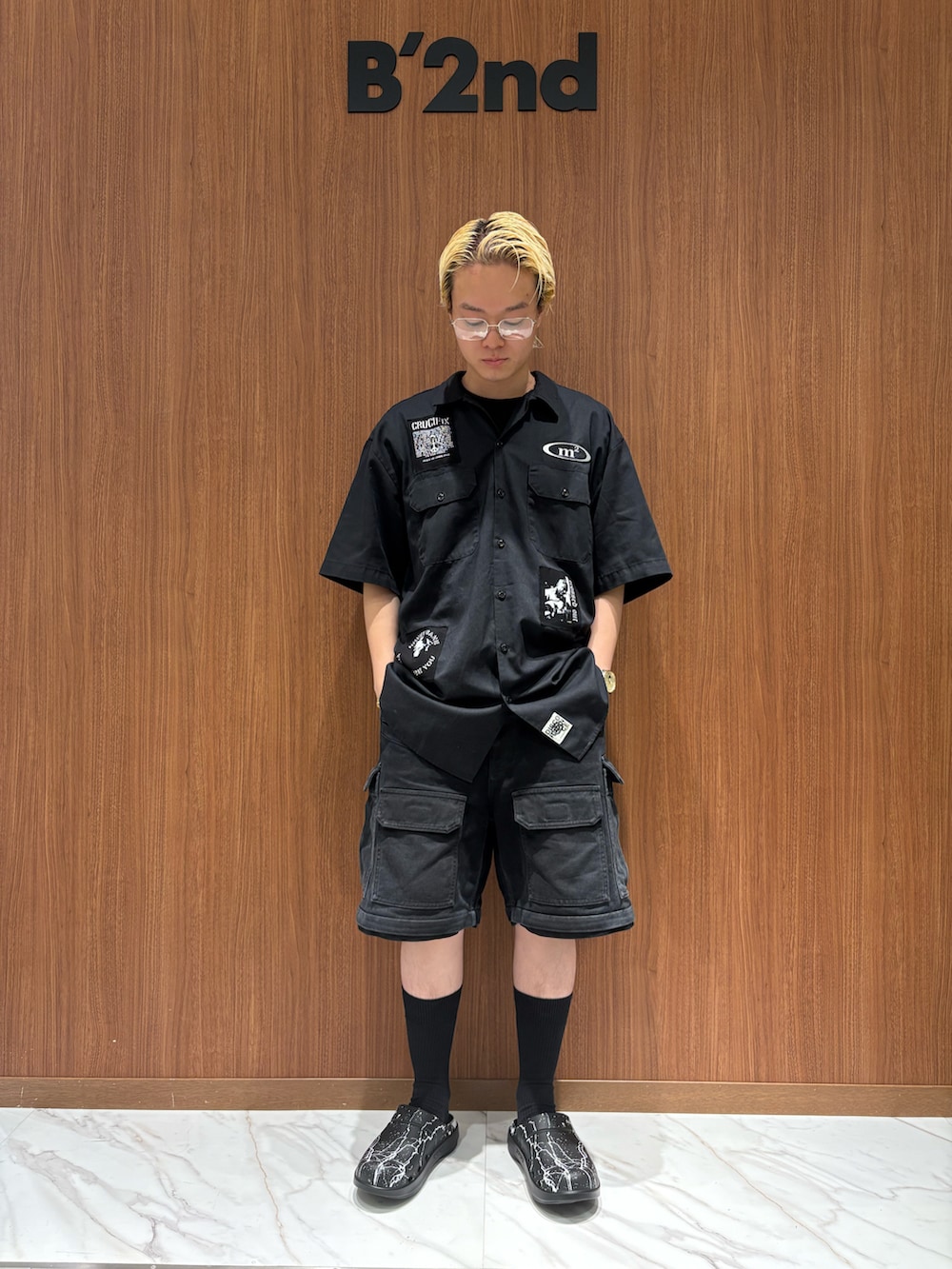 「B'2nd、oofos、children of the discordance、サンダル、夏コーデ、シャツ、ショーツ、カーゴパンツ、オールブラック、ootd」｜「OOFOSのOOFOS x Children of the discordance / x OOcloog コラボ ウークロッグ サンダル（サンダル、ブラック系）」を使った、yoさん（メンズ・167cm）の夏コーディネートの2枚目の写真