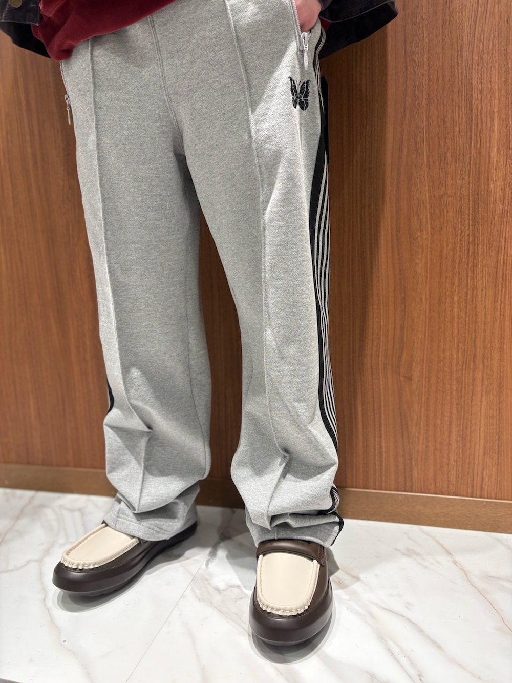 グレー系のスウェットパンツを着用したメンズの秋コーディネートの4枚目の写真