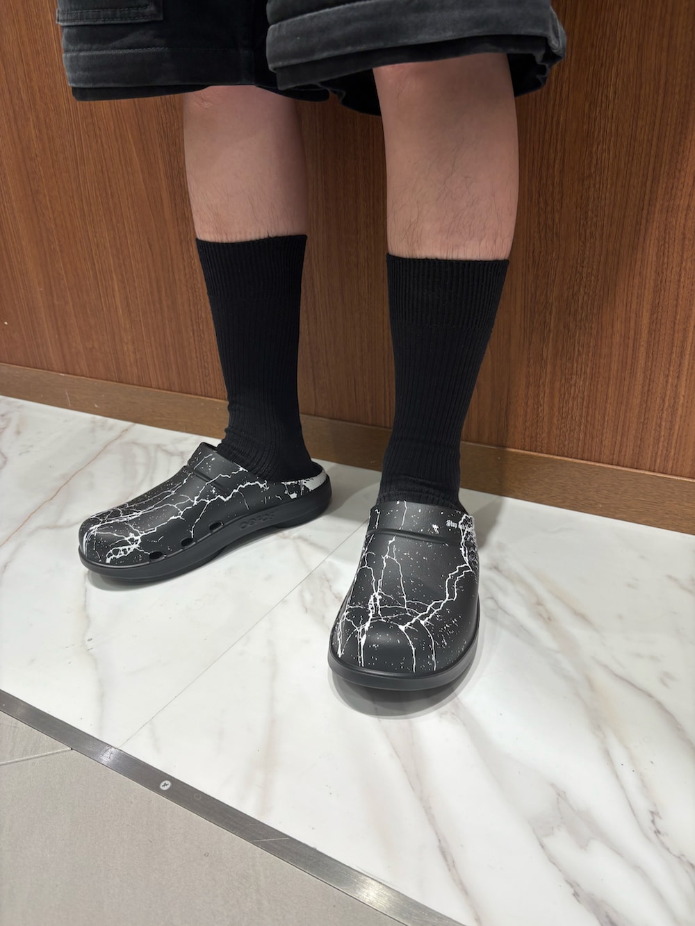 「B'2nd、oofos、children of the discordance、サンダル、夏コーデ、シャツ、ショーツ、カーゴパンツ、オールブラック、ootd」｜「OOFOSのOOFOS x Children of the discordance / x OOcloog コラボ ウークロッグ サンダル（サンダル、ブラック系）」を使った、yoさん（メンズ・167cm）の夏コーディネートの4枚目の写真