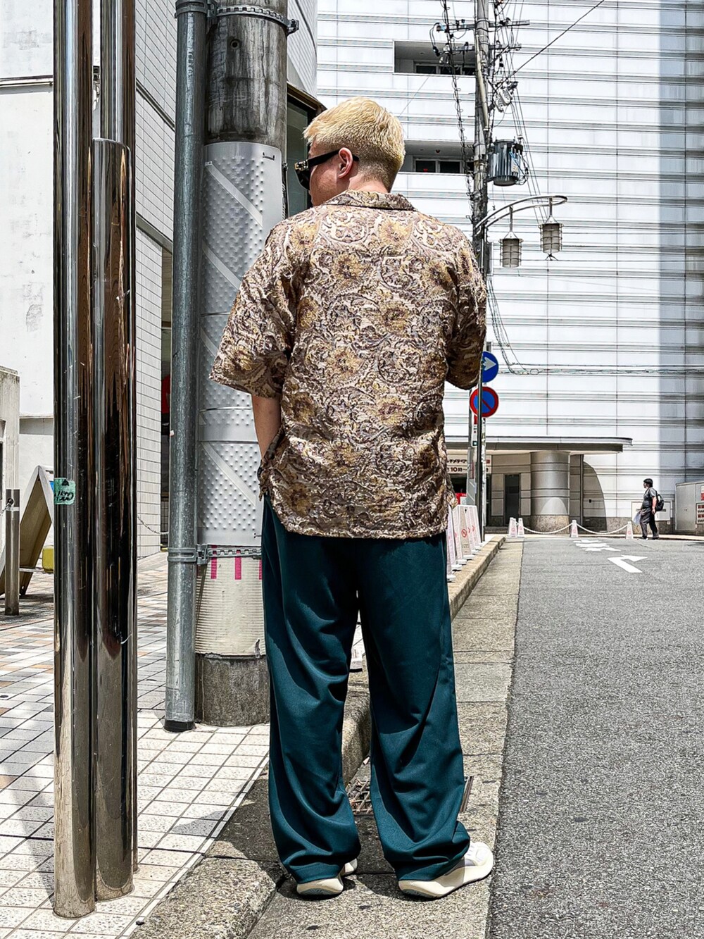 「ファッションの力を信じよう、B2nd、B2nd名古屋、おしゃれさんと繋がりたい、いいね、save、フォローお願いします🤑、ビッグシルエット、きれいめカジュアル、カジュアルコーデ、夏コーデ、シャツスタイル、LUSOR、maxsix、pointchary、demiurvo、yeezy」｜「B'2ndのPoint Chary ポイントチャーリー/SLACKS スラックス（その他パンツ、グリーン系）」を使った、yoさん（メンズ・166cm）の夏コーディネートの2枚目の写真