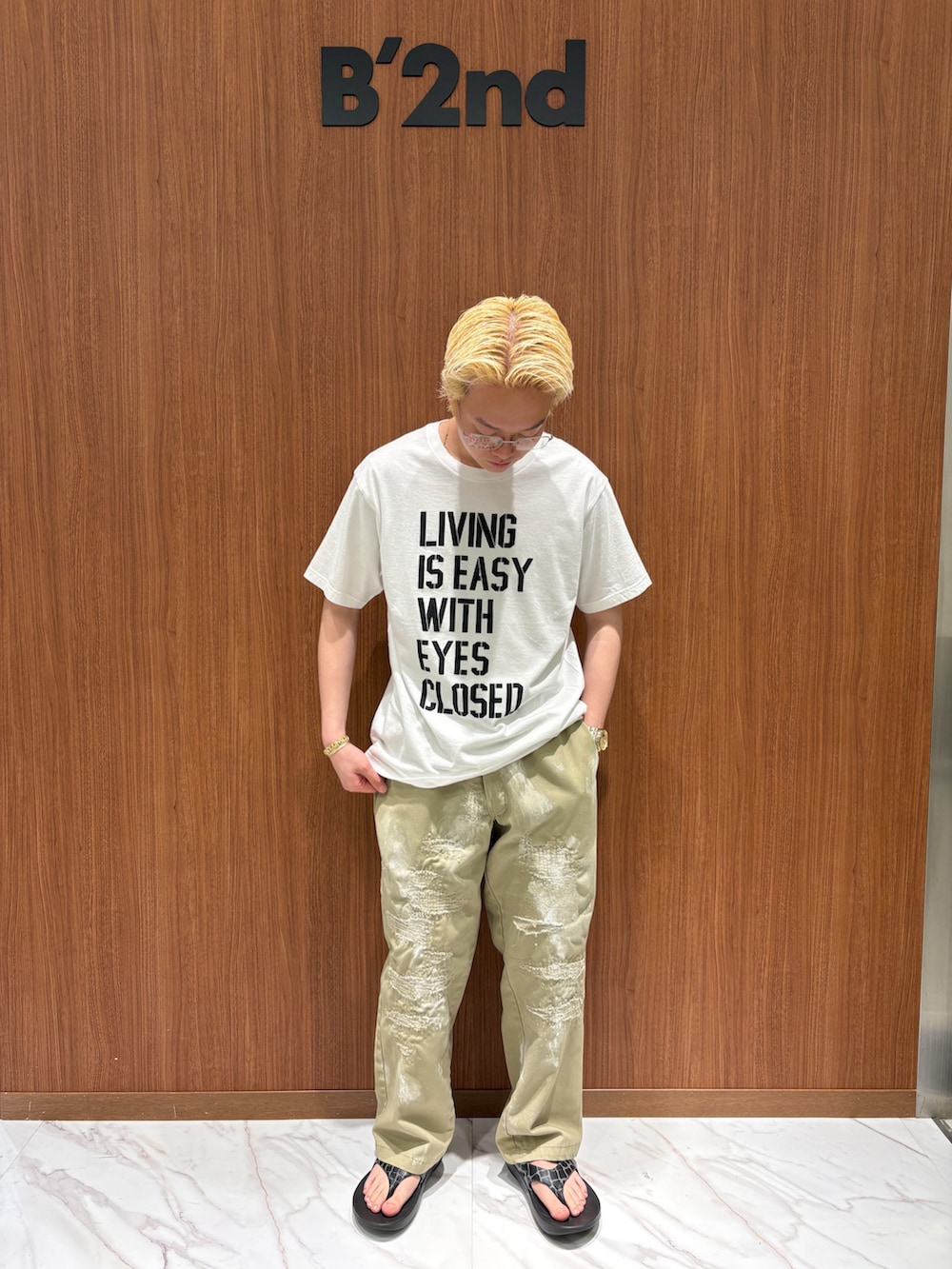 「oofos、children of the discordance、B'2nd、サンダル、minedenim、DISCOVERED、Tシャツ、アメカジ、白Tシャツ」｜「MINEDENIMのMINEDENIM（マインデニム）LIVING IS EASY WITH EYES CLOSED T-SH（Tシャツ/カットソー、ホワイト系）」を使った、yoさん（メンズ・167cm）の夏コーディネートの2枚目の写真
