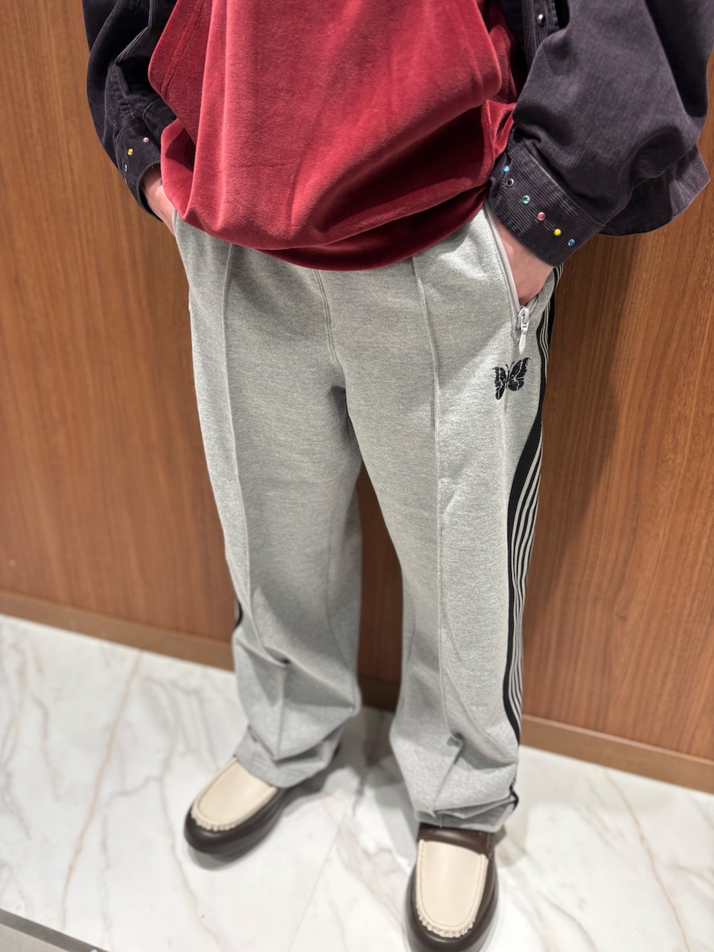 グレー系のスウェットパンツを着用したメンズの秋コーディネートの3枚目の写真