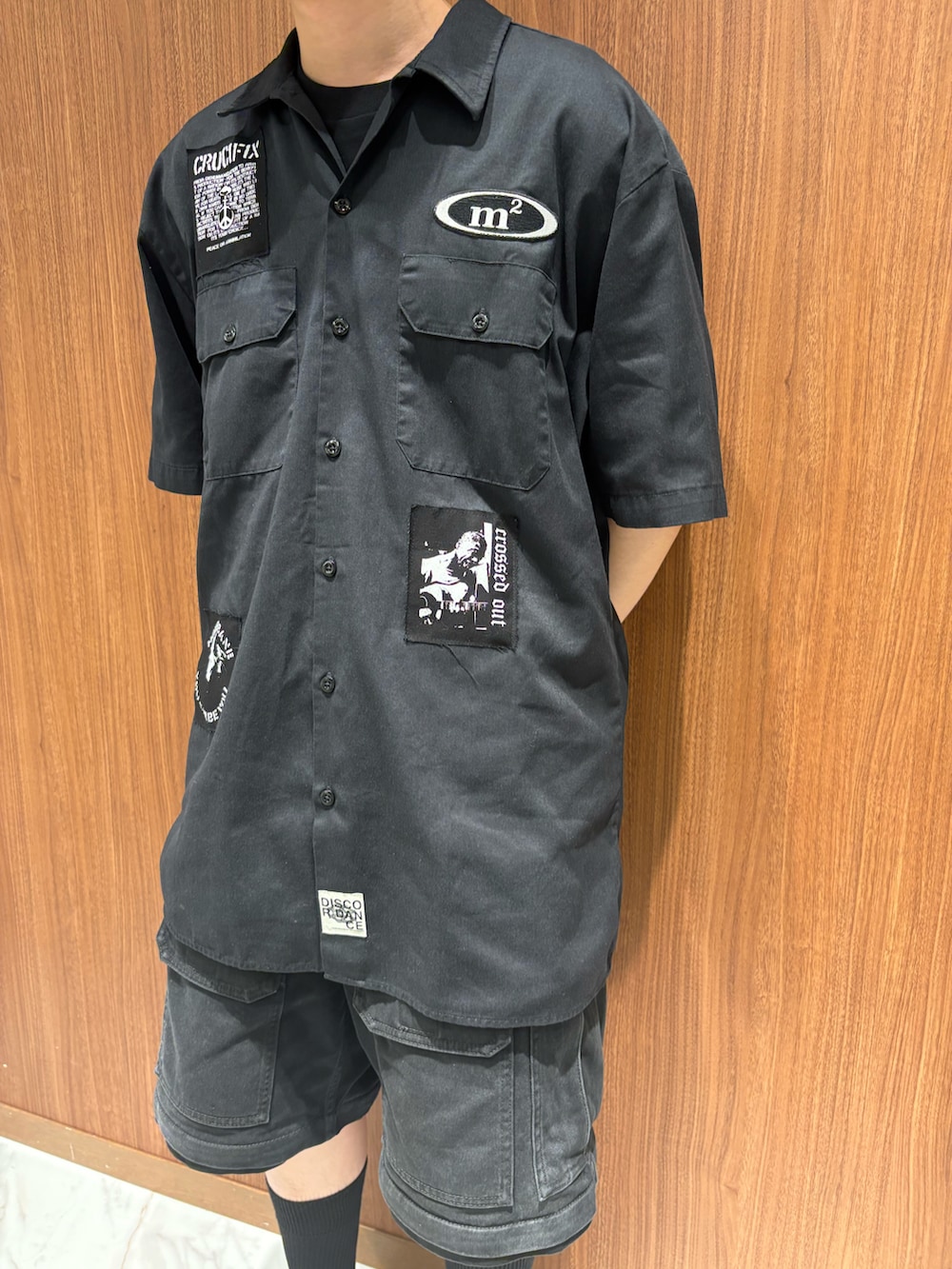 「B'2nd、oofos、children of the discordance、サンダル、夏コーデ、シャツ、ショーツ、カーゴパンツ、オールブラック、ootd」｜「OOFOSのOOFOS x Children of the discordance / x OOcloog コラボ ウークロッグ サンダル（サンダル、ブラック系）」を使った、yoさん（メンズ・167cm）の夏コーディネートの3枚目の写真