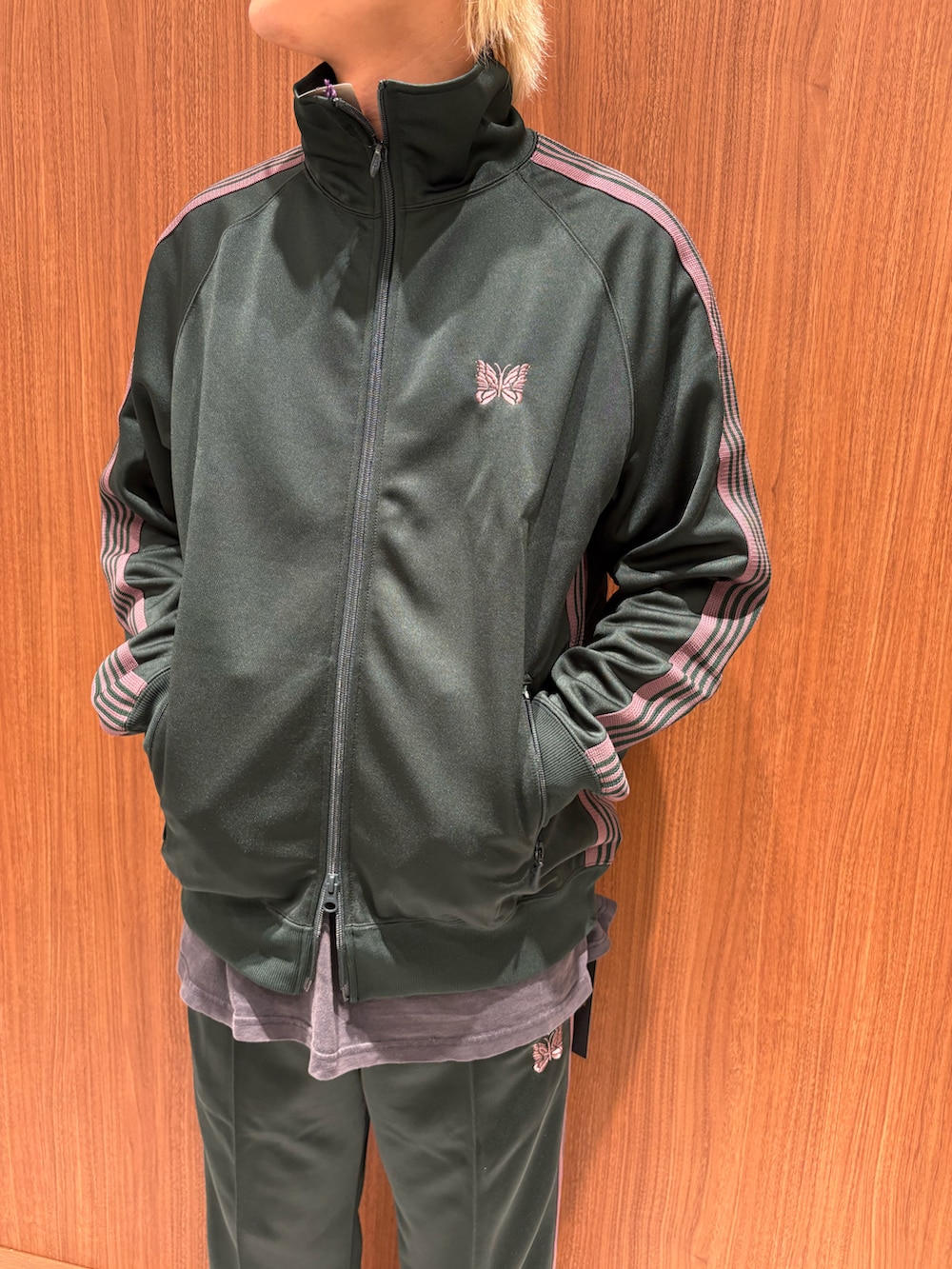 「B'2nd、oofos、children of the discordance、サンダル、NEEDLES、ootd、セットアップ、トラックジャケット、トラックパンツ、ジャージ」｜「OOFOSのOOFOS x Children of the discordance / x OOcloog コラボ ウークロッグ サンダル（サンダル、ブラック系）」を使った、yoさん（メンズ・167cm）の夏コーディネートの3枚目の写真