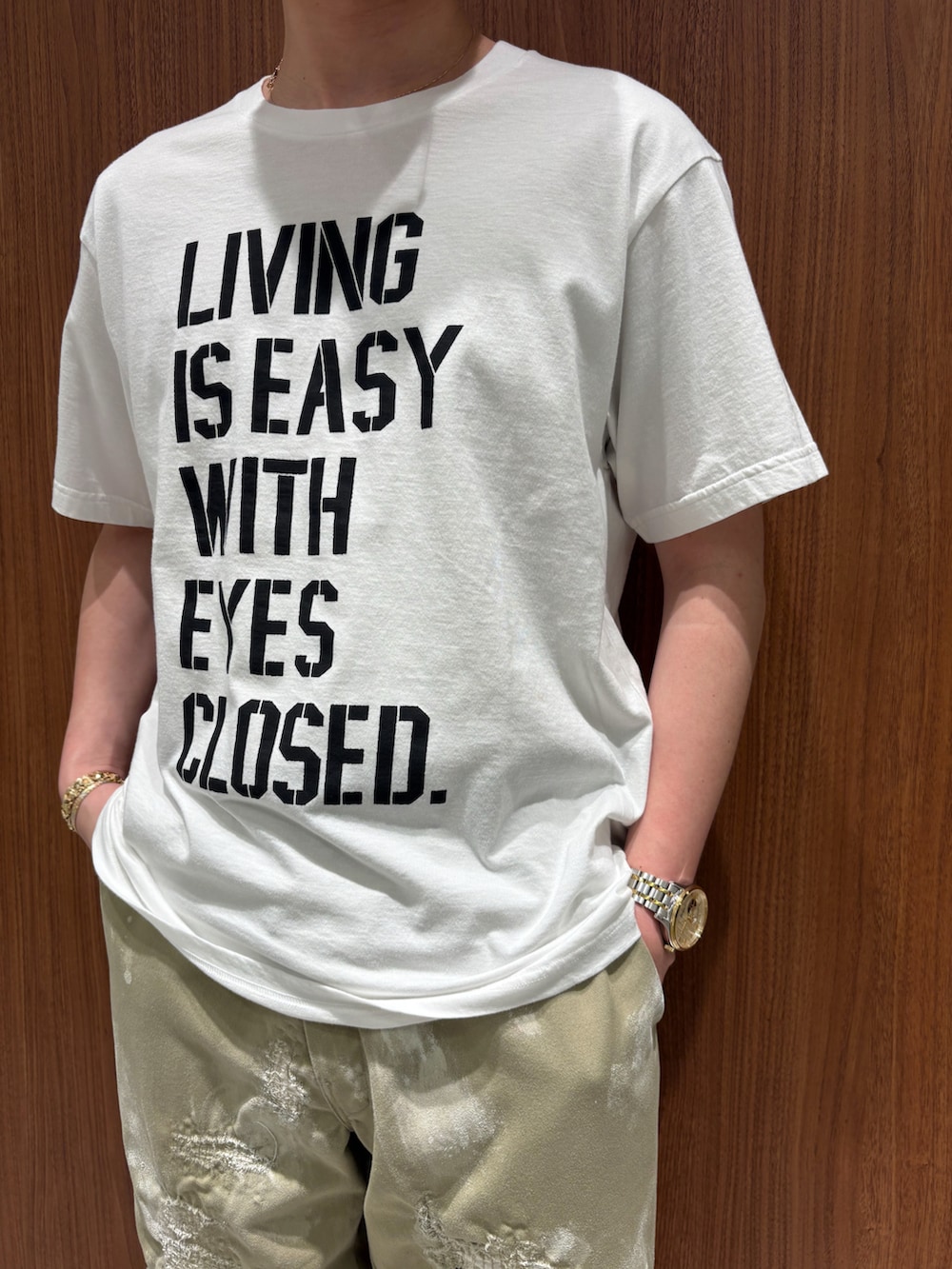 「oofos、children of the discordance、B'2nd、サンダル、minedenim、DISCOVERED、Tシャツ、アメカジ、白Tシャツ」｜「MINEDENIMのMINEDENIM（マインデニム）LIVING IS EASY WITH EYES CLOSED T-SH（Tシャツ/カットソー、ホワイト系）」を使った、yoさん（メンズ・167cm）の夏コーディネートの3枚目の写真