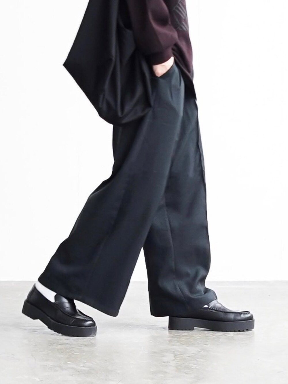 ブラック系のスウェット、ブラック系のドレスシューズ、ブラック系のスラックスを着用したメンズの秋コーディネートの4枚目の写真