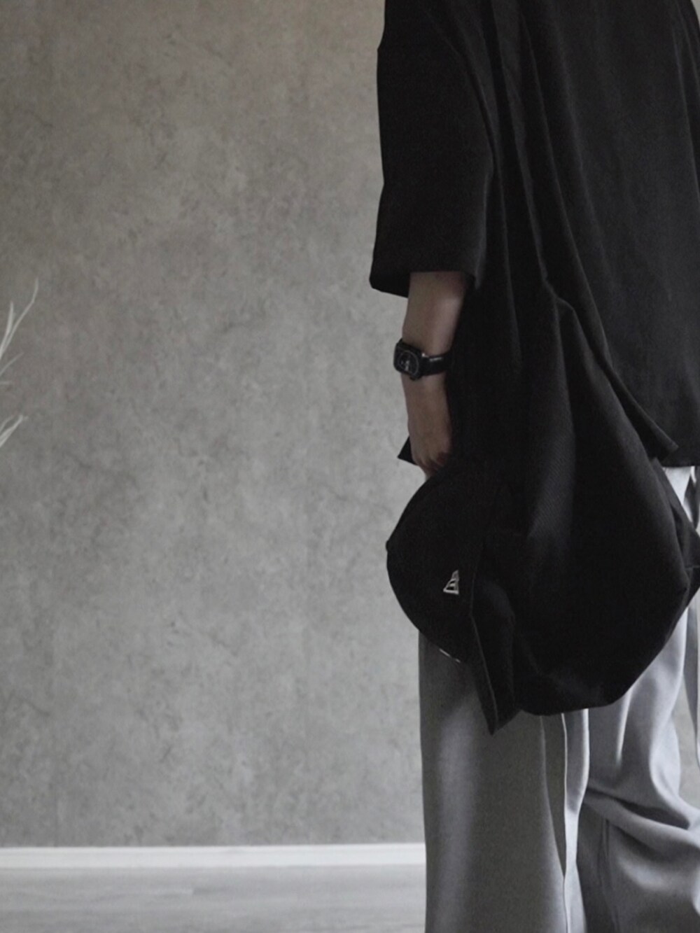 「CASPER JOHNのVarious Dolman Shirts/バリアスドルマンシャツ（シャツ/ブラウス、ブラック系）」を使った、あすさん（メンズ・176cm）の春コーディネートの3枚目の写真