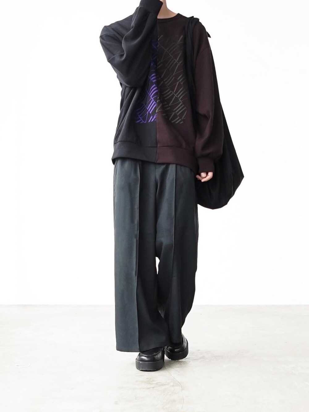 ブラック系のスウェット、ブラック系のドレスシューズ、ブラック系のスラックスを着用したメンズの秋コーディネートの5枚目の写真