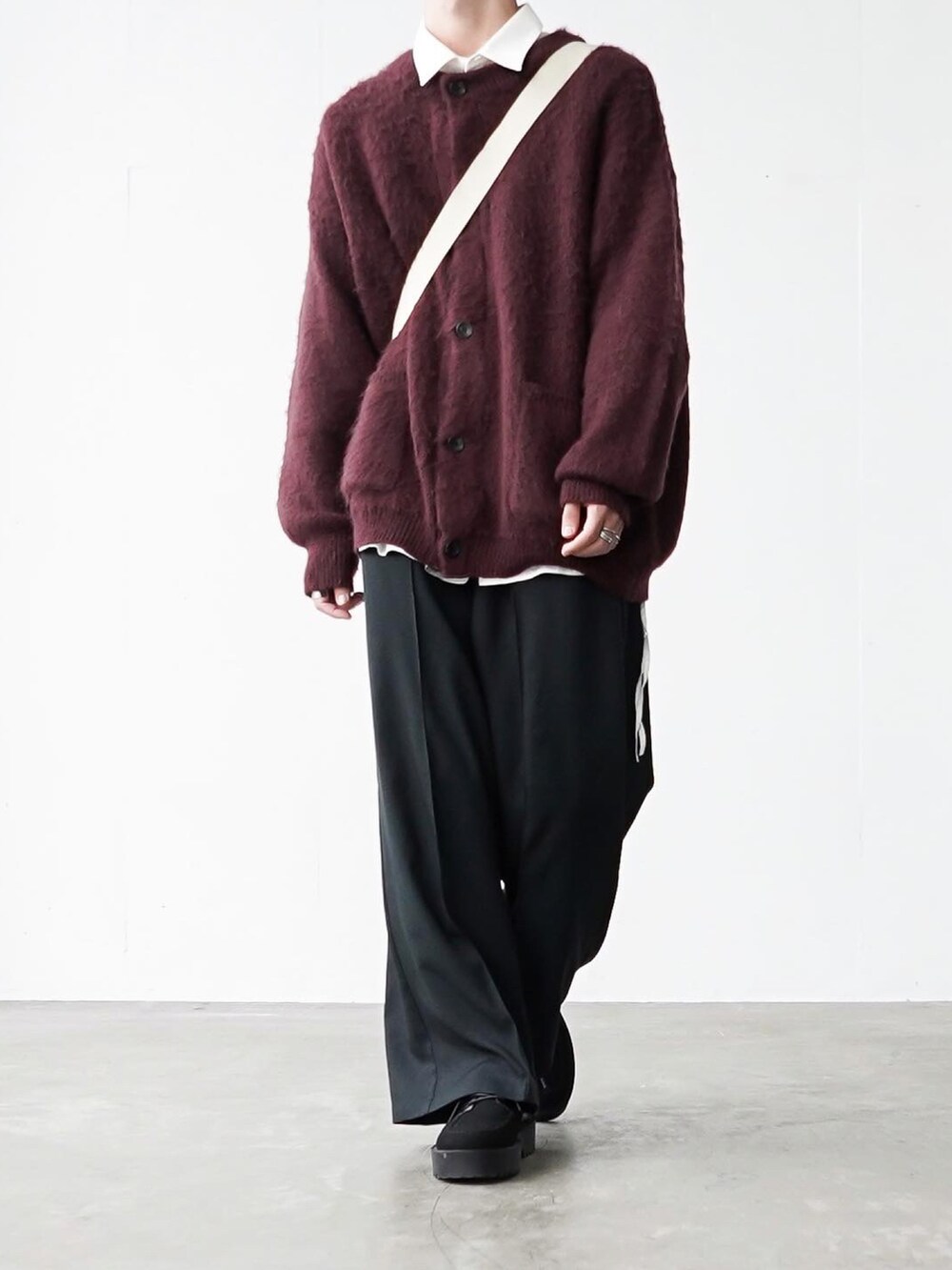 「秋ルック紹介するよ」｜「CASPER JOHNのImitation wool buggy slacks/イミテーションウールバギースラックス（スラックス、ブラック系）」を使った、あすさん（メンズ・176cm）の秋コーディネートの4枚目の写真