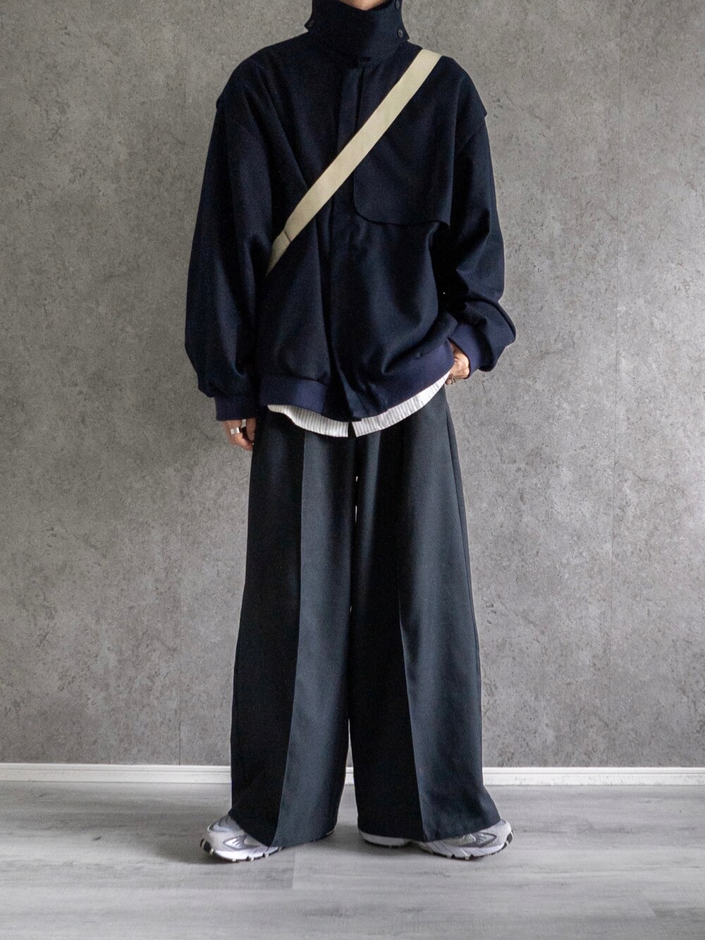 「shiki tokyoの22AW Oversized Flight Jacket / オーバーサイズフライトジャケット（ブルゾン、ブルー系）」を使った、あすさん（メンズ・176cm）の冬コーディネートの3枚目の写真