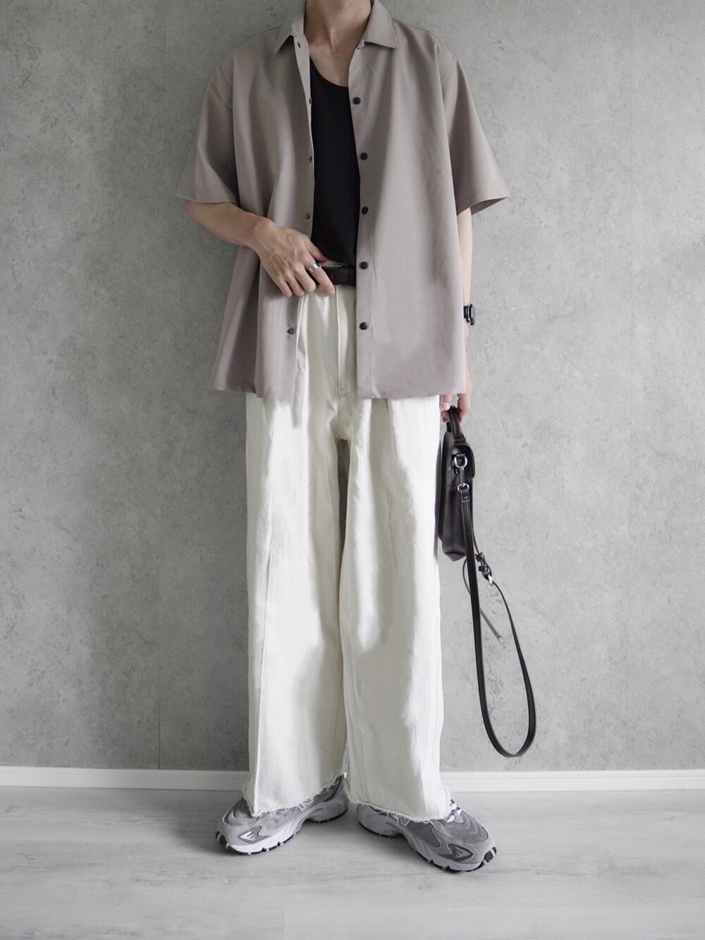 「ITEMS URBANRESEARCHのTRストレッチ 半袖シャツ（シャツ/ブラウス、グレー系）」を使った、あすさん（メンズ・176cm）の夏コーディネートの3枚目の写真