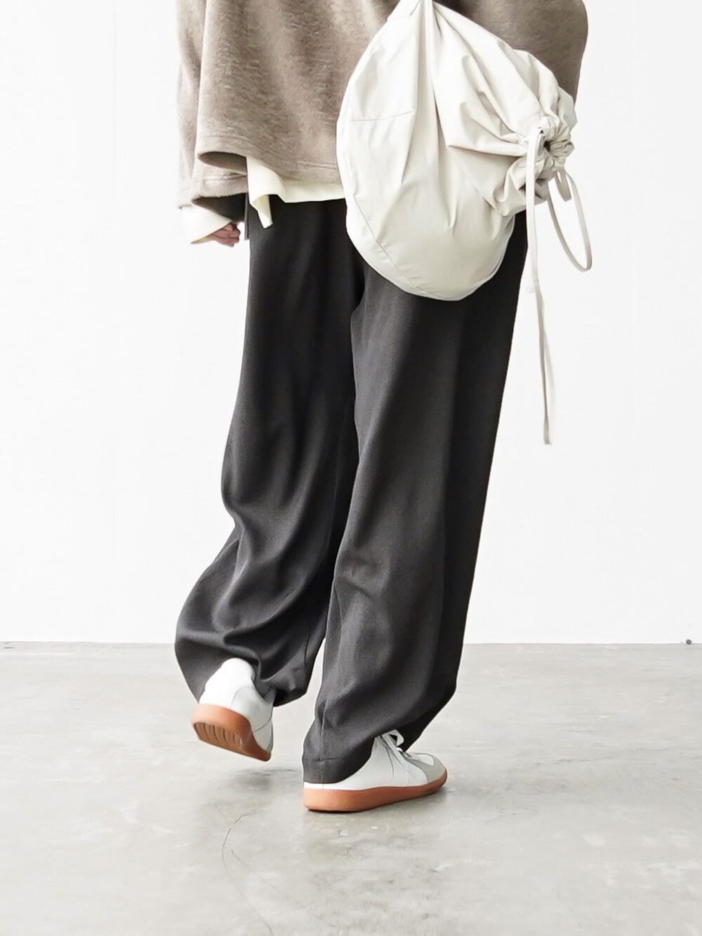「秋ルック紹介するよ」｜「CASPER JOHNのGerman Trainer/ジャーマントレーナー（スニーカー、ホワイト系）」を使った、あすさん（メンズ・176cm）の秋コーディネートの3枚目の写真