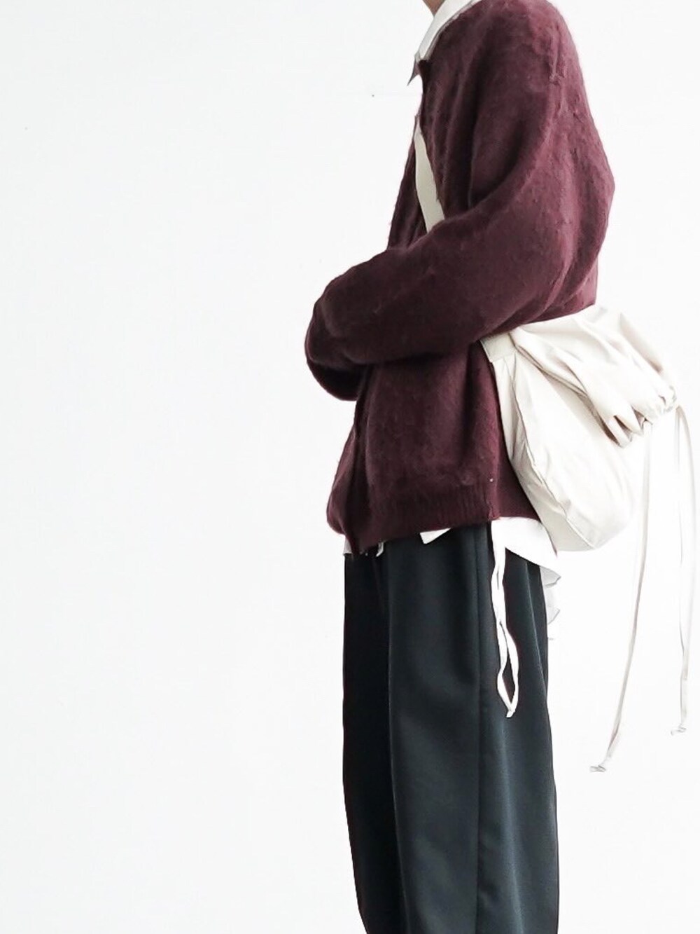 「秋ルック紹介するよ」｜「CASPER JOHNのImitation wool buggy slacks/イミテーションウールバギースラックス（スラックス、ブラック系）」を使った、あすさん（メンズ・176cm）の秋コーディネートの2枚目の写真
