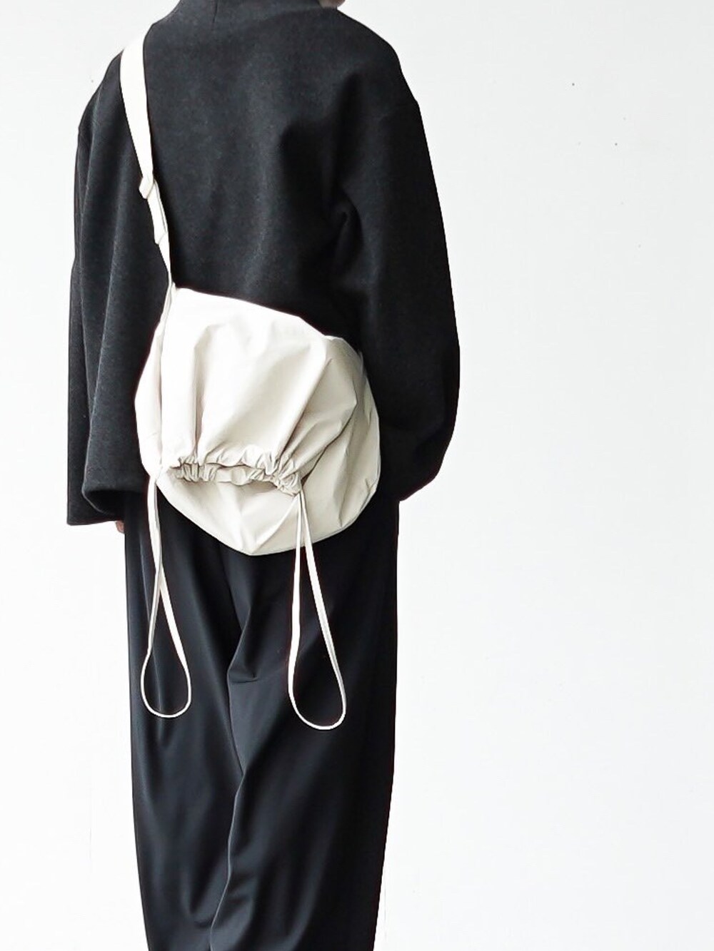 「remerのloose tapered wide PT / ルーズテーパードワイドパンツ（その他パンツ、ブラック系）」を使った、あすさん（メンズ・176cm）の秋コーディネートの2枚目の写真
