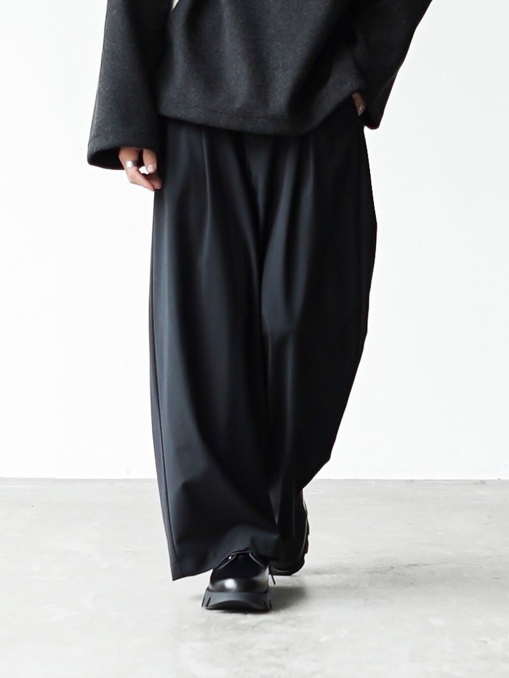 「remerのloose tapered wide PT / ルーズテーパードワイドパンツ（その他パンツ、ブラック系）」を使った、あすさん（メンズ・176cm）の秋コーディネートの3枚目の写真