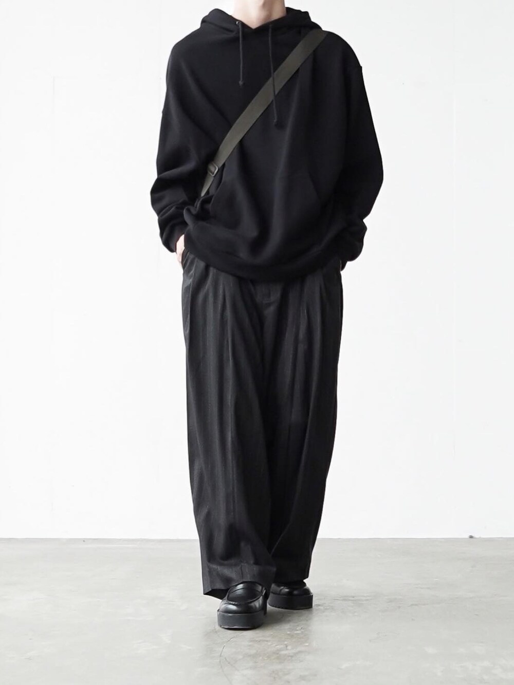 「remerのloose basic over parker / ルーズベーシックオーバーパーカー（パーカー、ブラック系）」を使った、あすさん（メンズ・176cm）の秋コーディネートの2枚目の写真