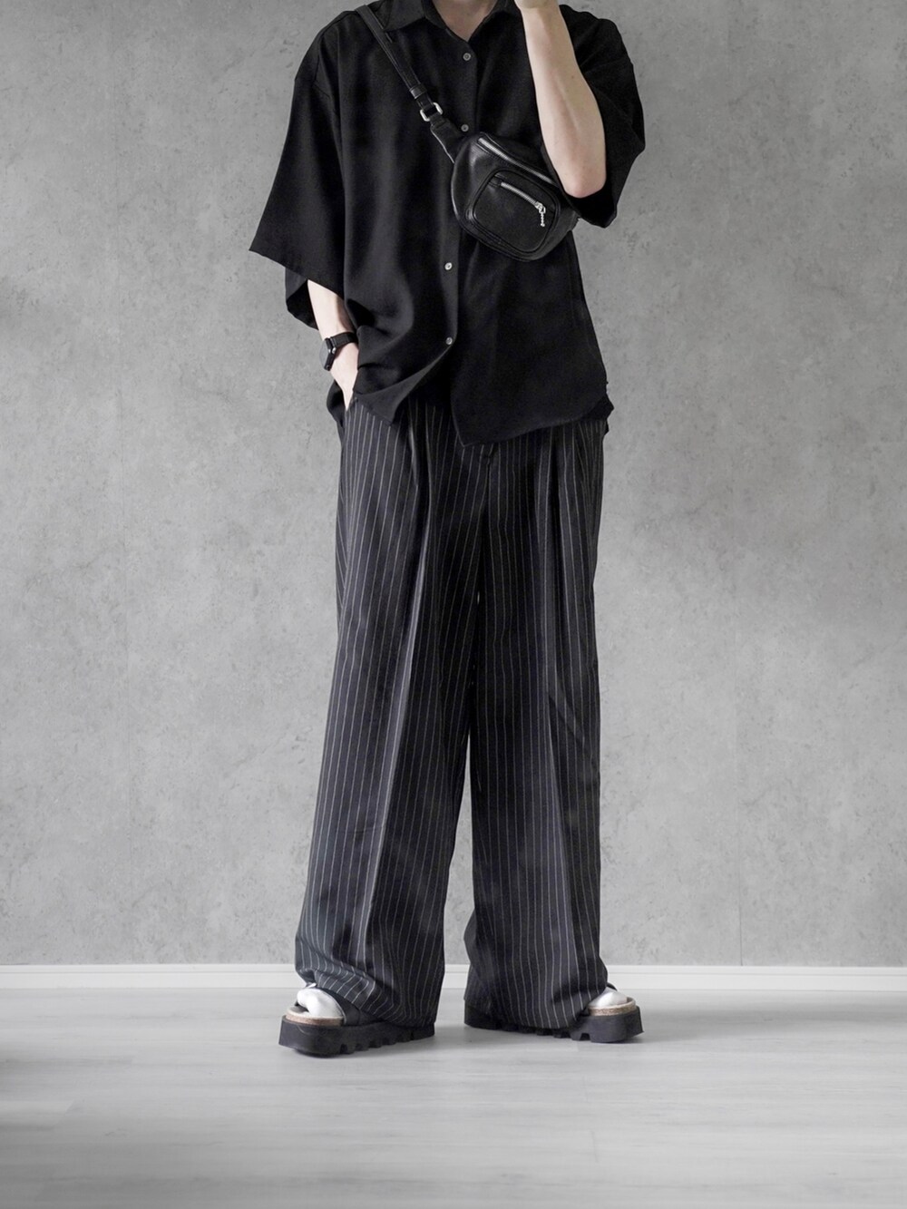 「KUUUPYのGrainy Basic Regular Collar Shirts  - 杢柄ベーシックレギュラーカラーシャツ（シャツ/ブラウス、ブラック系）」を使った、あすさん（メンズ・176cm）の夏コーディネートの3枚目の写真