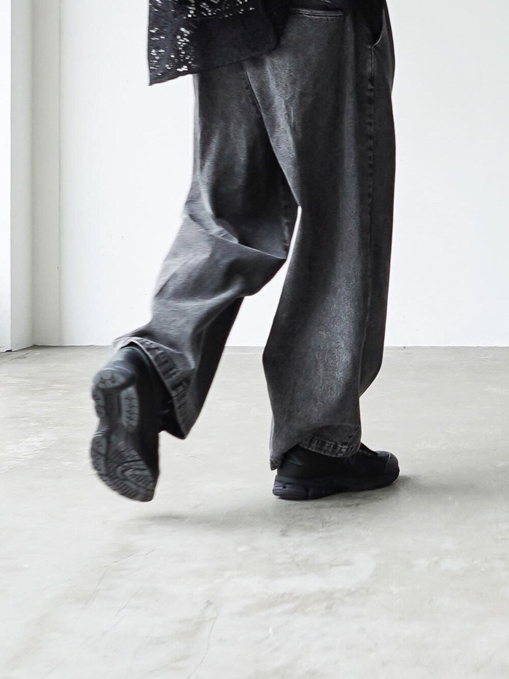 「秋ルック紹介するよ」｜「CASPER JOHNのSee through lace shirts/シースルーレースシャツ（シャツ/ブラウス、ブラック系）」を使った、あすさん（メンズ・176cm）の秋コーディネートの4枚目の写真