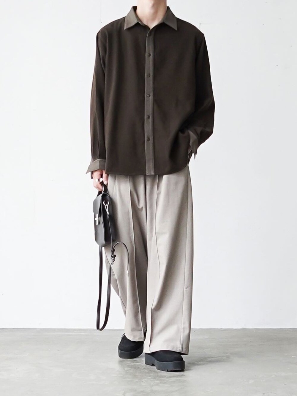 「CASPER JOHNのWide buggy slacks/ワイドバギースラックス（その他パンツ、グレー系）」を使った、あすさん（メンズ・176cm）の秋コーディネートの4枚目の写真