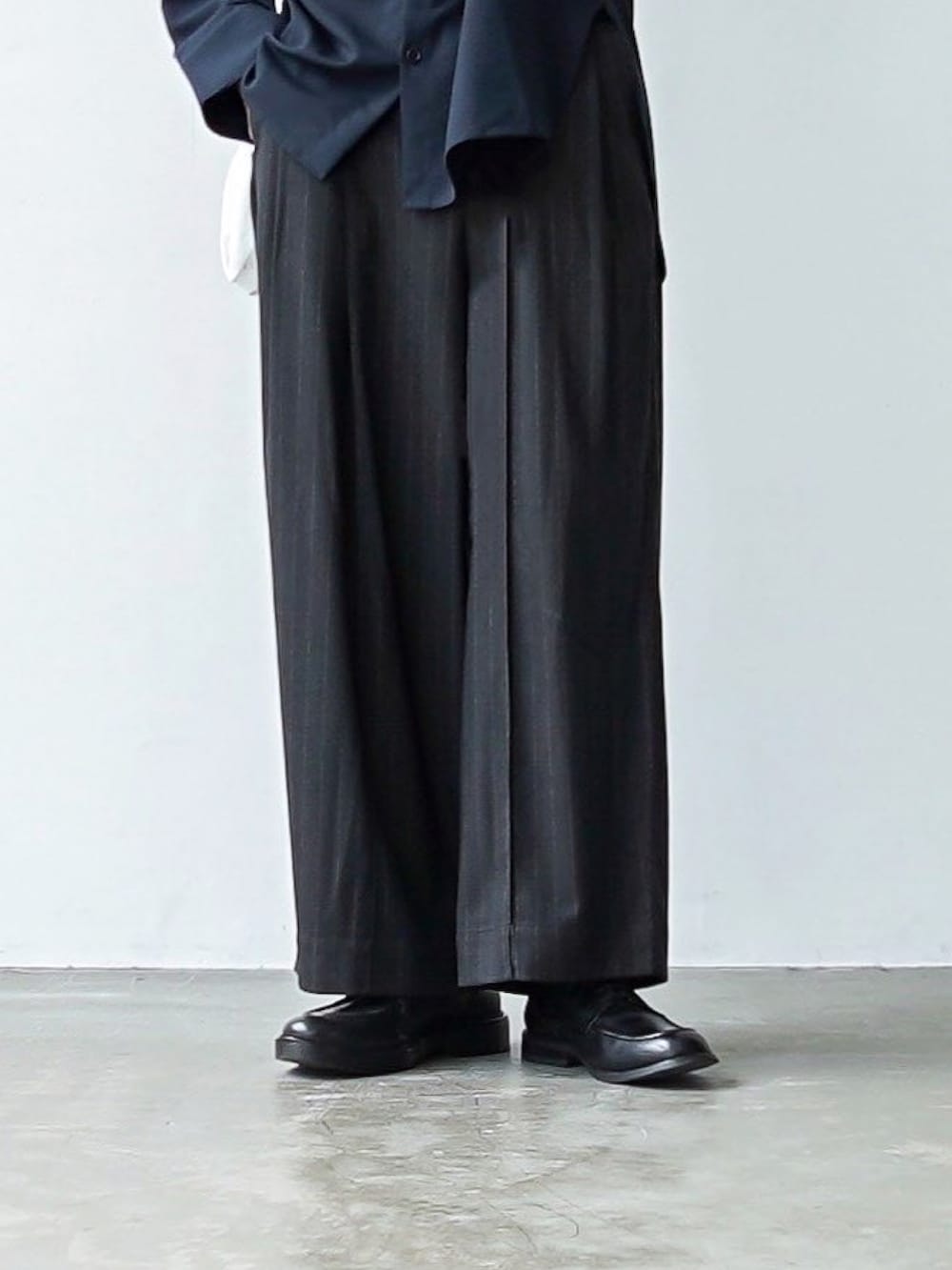 グレー系のシャツ/ブラウス、ブラック系のドレスシューズ、ホワイト系のトートバッグを着用したメンズの夏コーディネートの5枚目の写真
