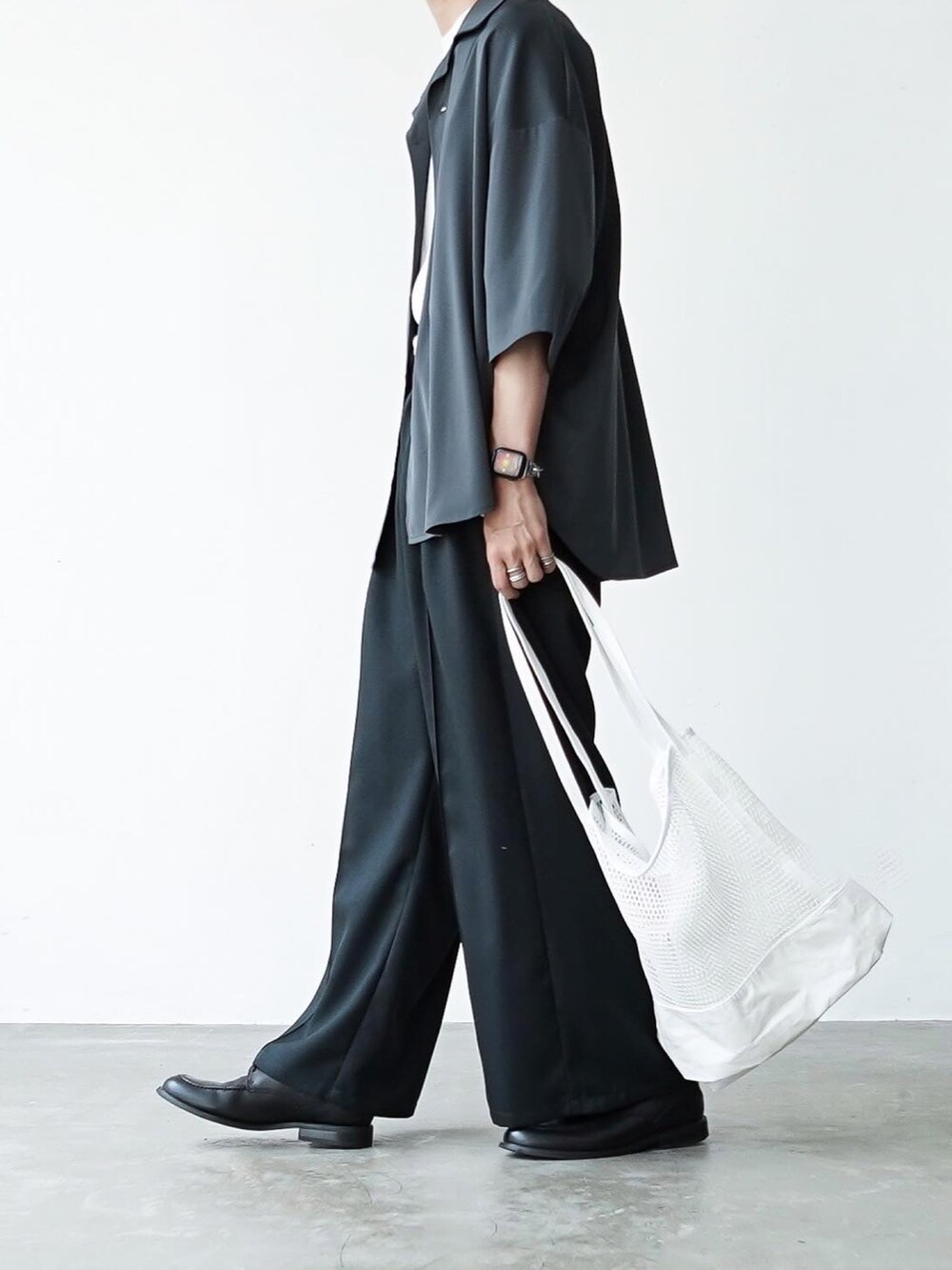 グレー系のシャツ/ブラウス、グレー系のその他パンツ、ブラック系のシューズを着用したメンズの夏コーディネートの2枚目の写真